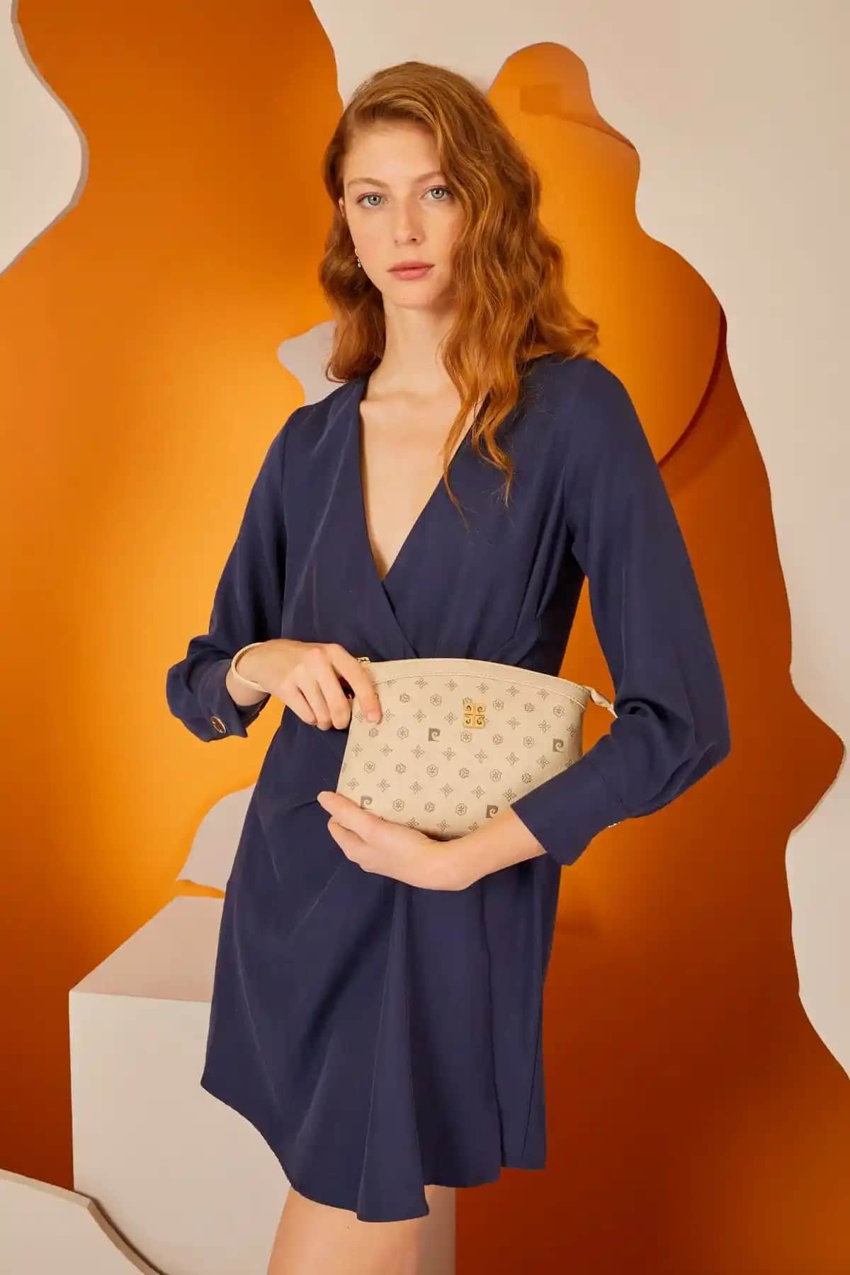 Pierre Cardin Bej Monogram Kadın Portföy ve Clutch Çanta Şıklık ve Fonksiyonellik Sunar