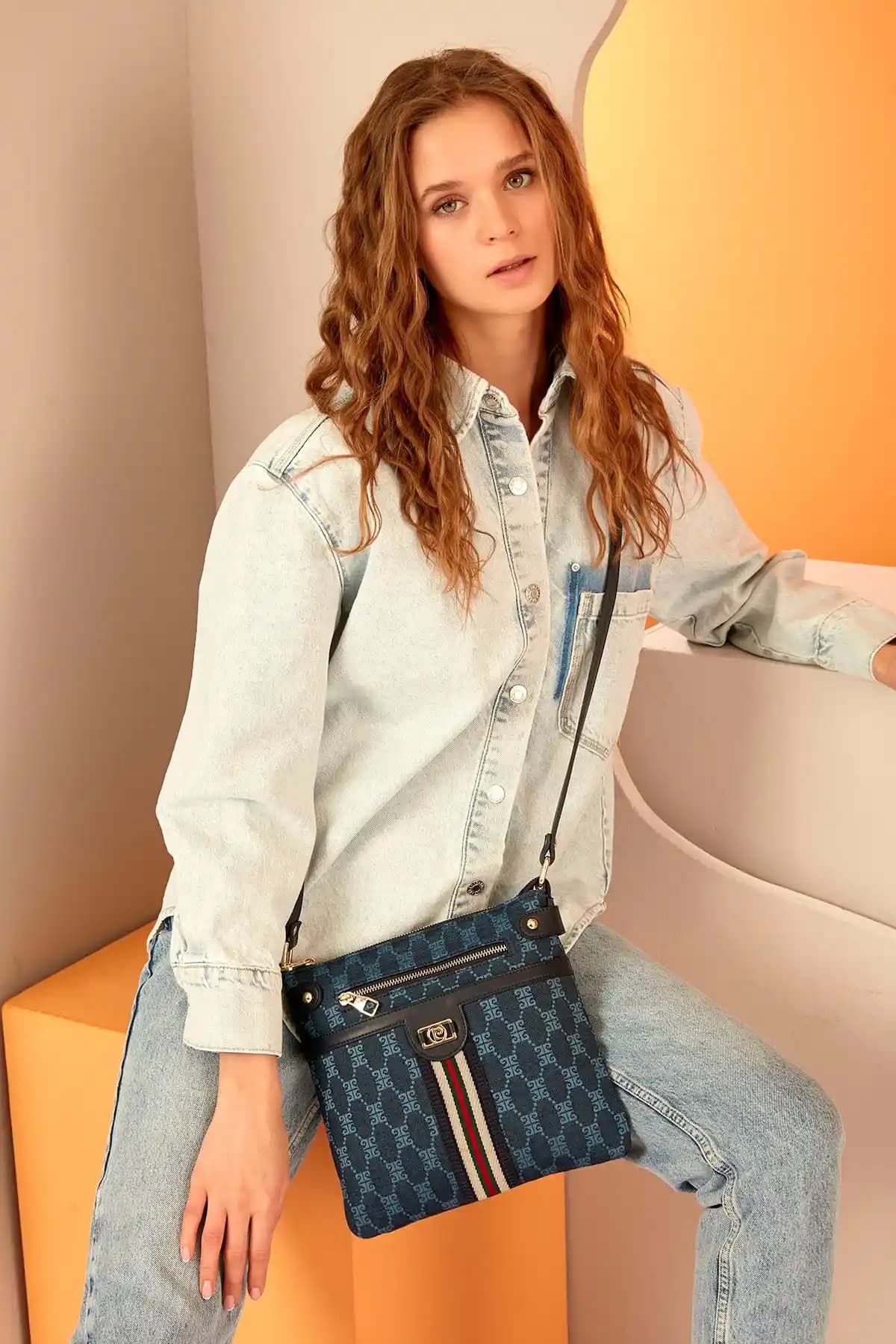 Pierre Cardin Denim Kadın Omuz Çantası Günlük Şıklık ve Fonksiyonellik Sunar