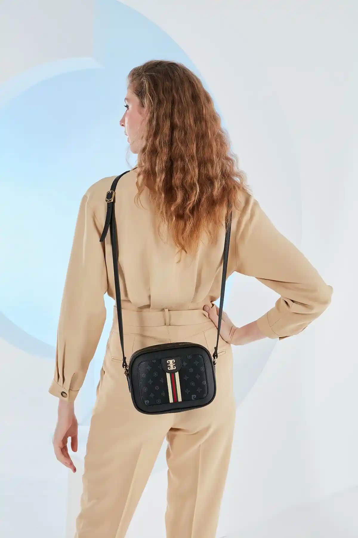 Pierre Cardin Siyah Monogram Kadın Omuz Çantası: Şıklık ve Fonksiyonelliğin Mükemmel Buluşması