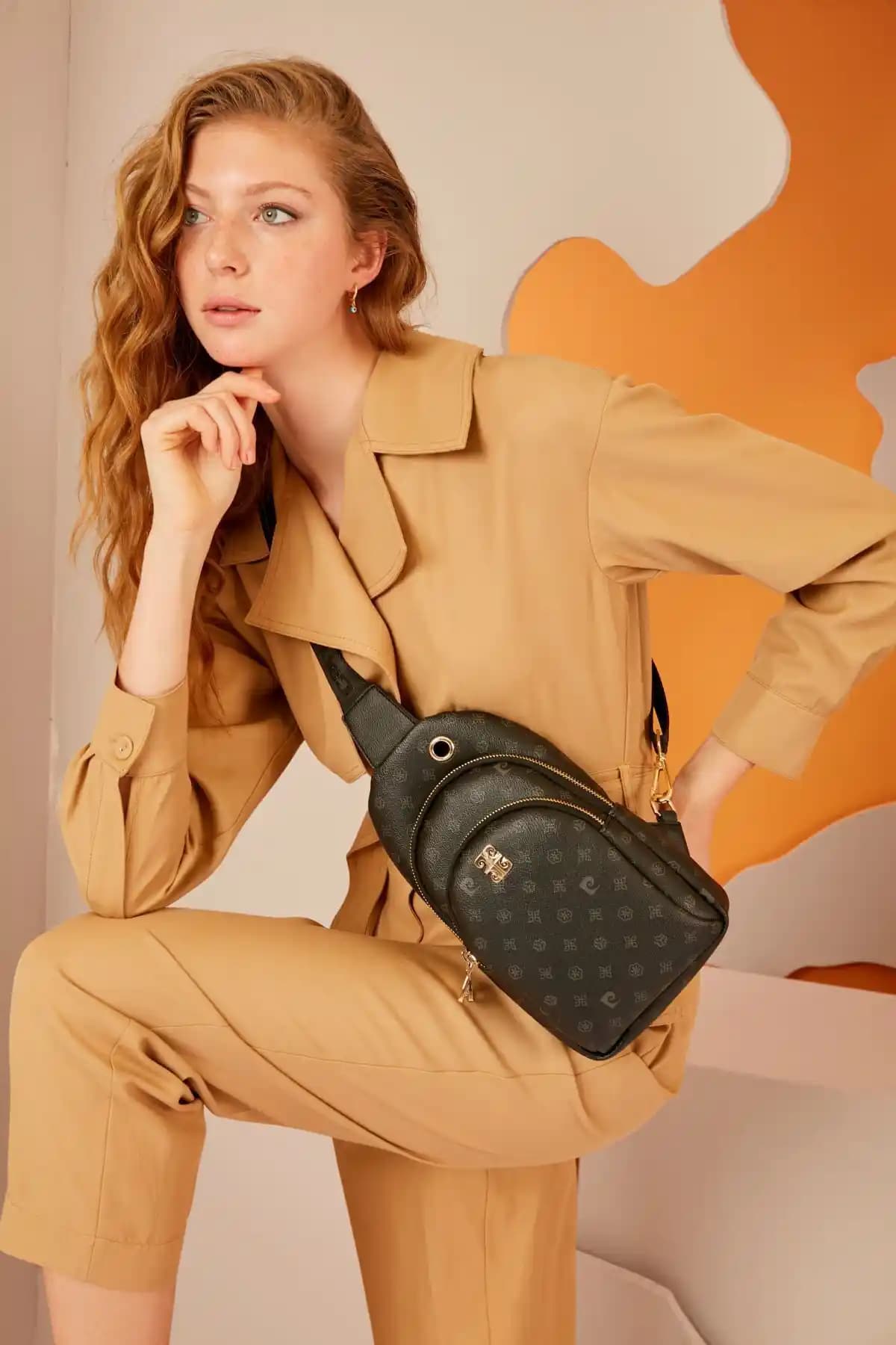 Pierre Cardin Siyah Monogram Kadın Omuz Çantası: Şıklık ve Pratiklik Bir Arada