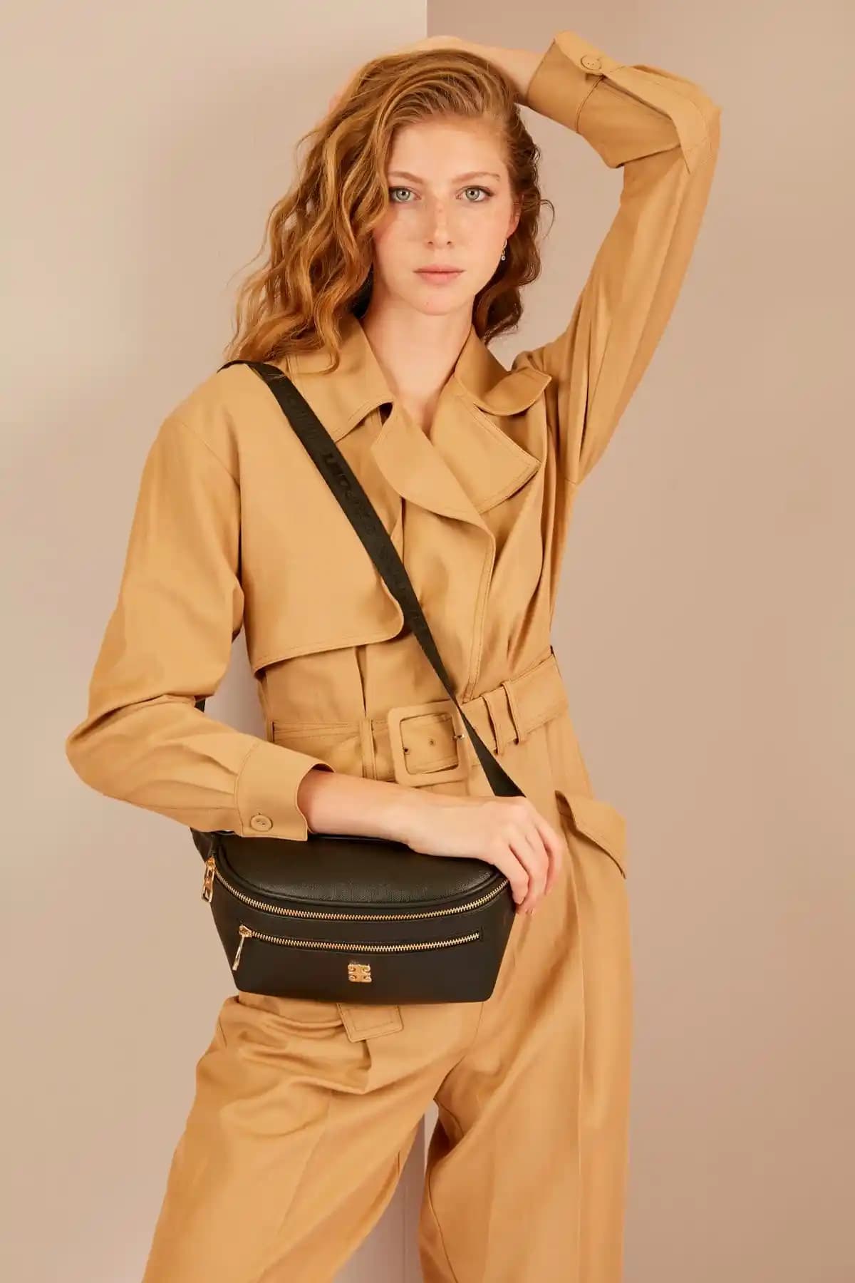 Pierre Cardin Siyah Print Kadın Bel Çantası Günlük Şıklık ve Fonksiyonellik Sunar