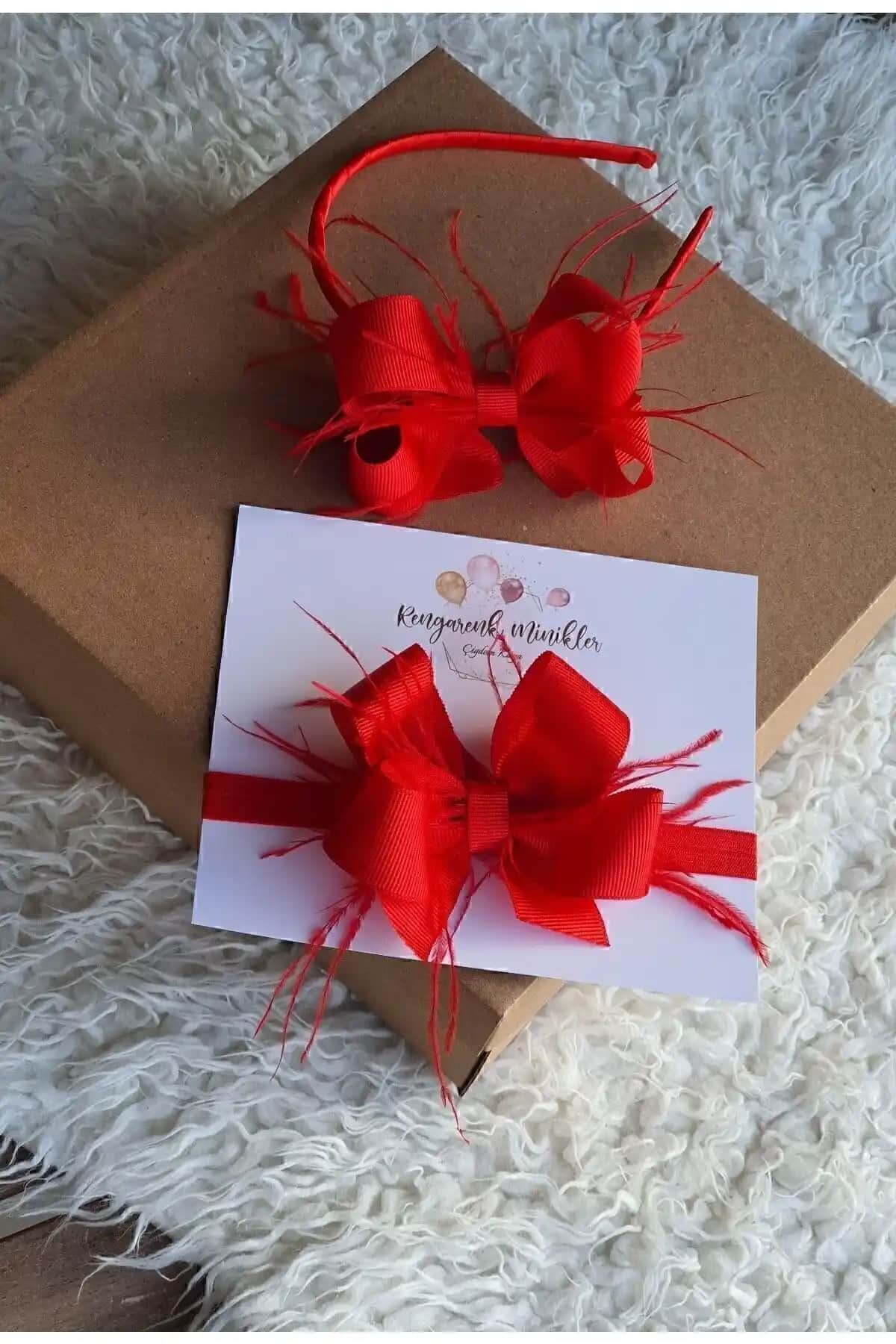 Rengarenk Minikler Kırmızı Tüylü Kurdele Fiyonk ve Lohusa Taç Seti Yılbaşı ve Özel Günler İçin