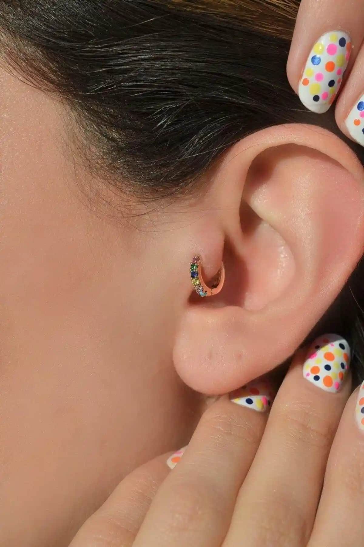 Renkli Kıkırdak Piercingleri: Estetik ve Dayanıklı Helix ve Tragus Takıları