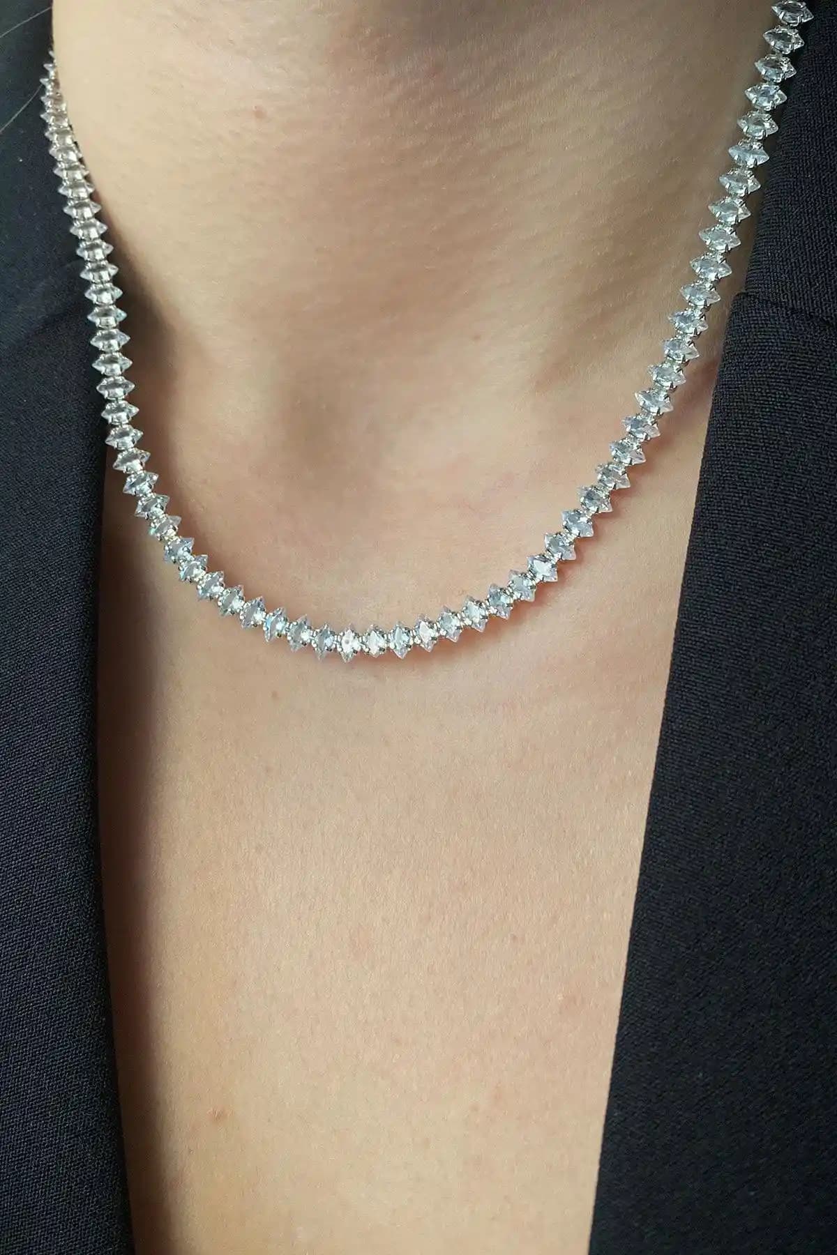 Ressia Gümüş Kaplama Mekik Model Su Yolu Kolye Zarif ve Şık Tasarımıyla Dikkat Çeker