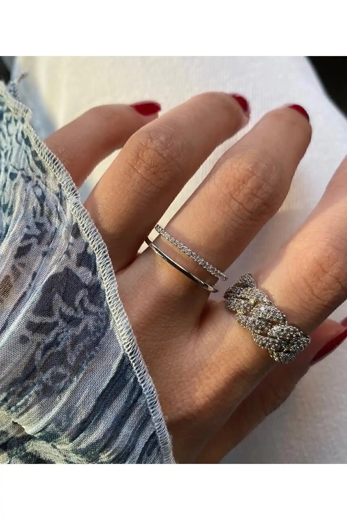 RingBox Gümüş Renk Taşlı İki Sıra Kare Yüzük Modern Şıklık ve Dayanıklılık Sunar