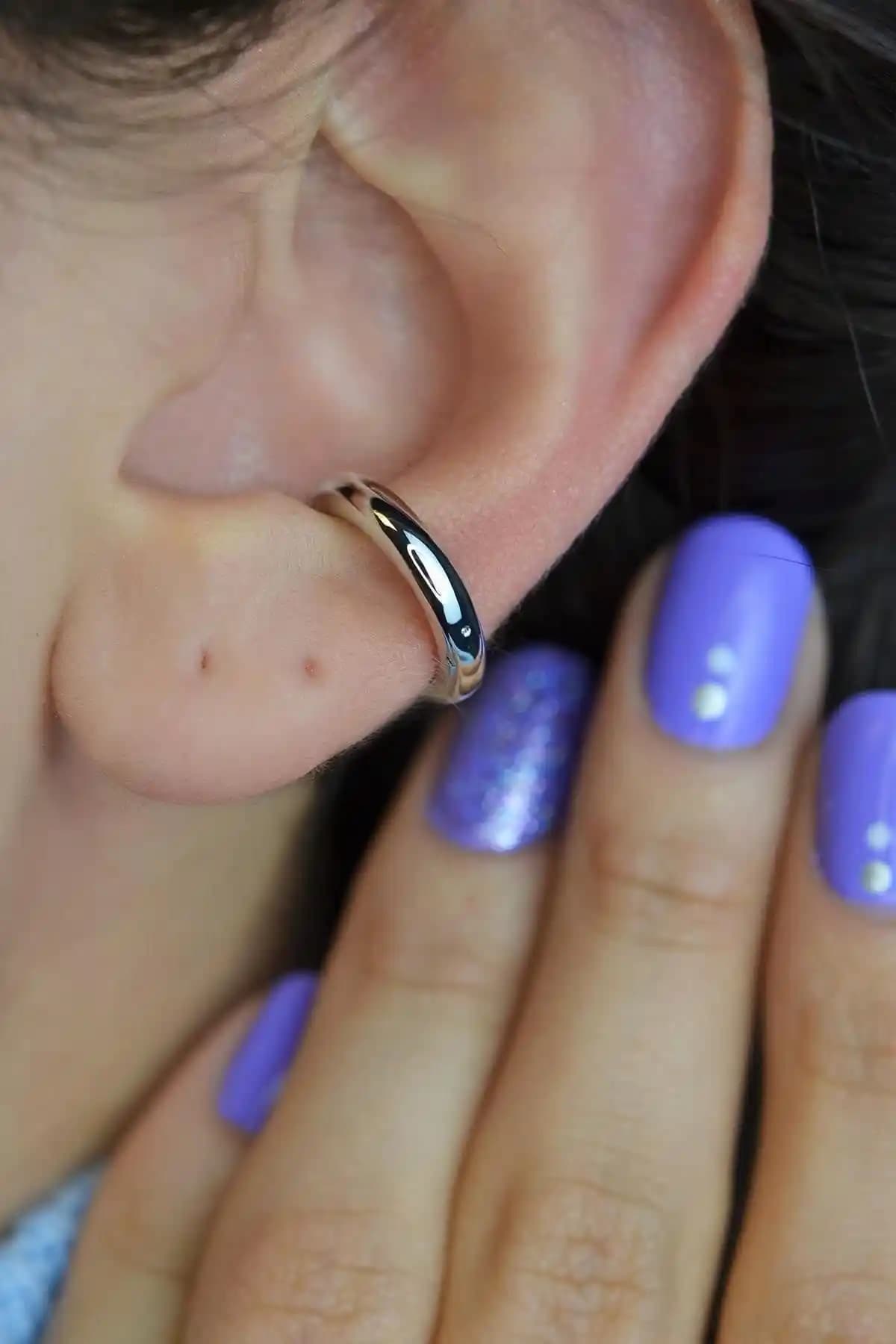 Sacce Gümüş Renkli Zircon Taşlı Kıkırdak Küpe, Şıklık ve Dayanıklılık Sunar