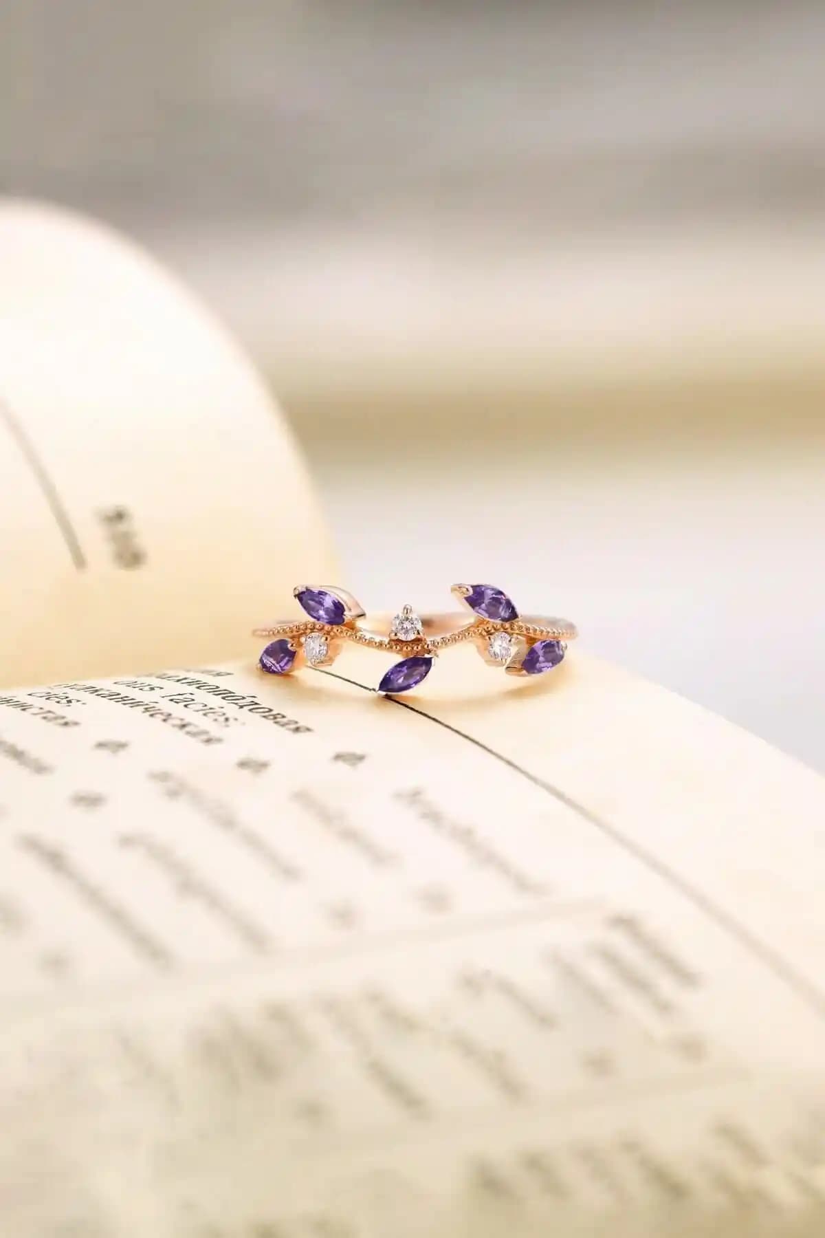 Sahira Jewelry Mor Taşlı Sarmaşık Desenli 14K Rose Altın Kaplama Kadın Yüzükleri