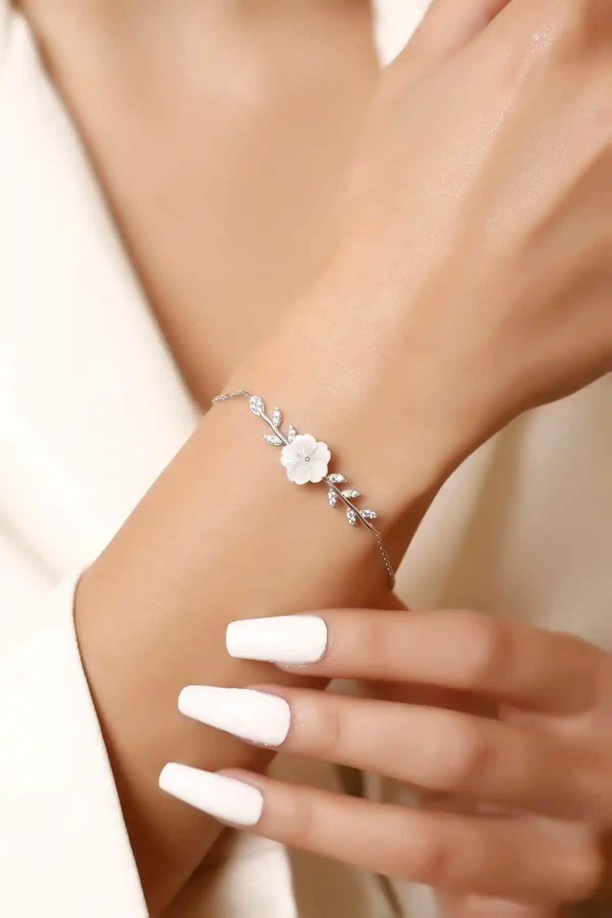 SARIASLAN Rodyumlu Manolya Çiçeği Gümüş Bileklik: Zarif Tasarım ve Anlamlı Hediye Seçeneği