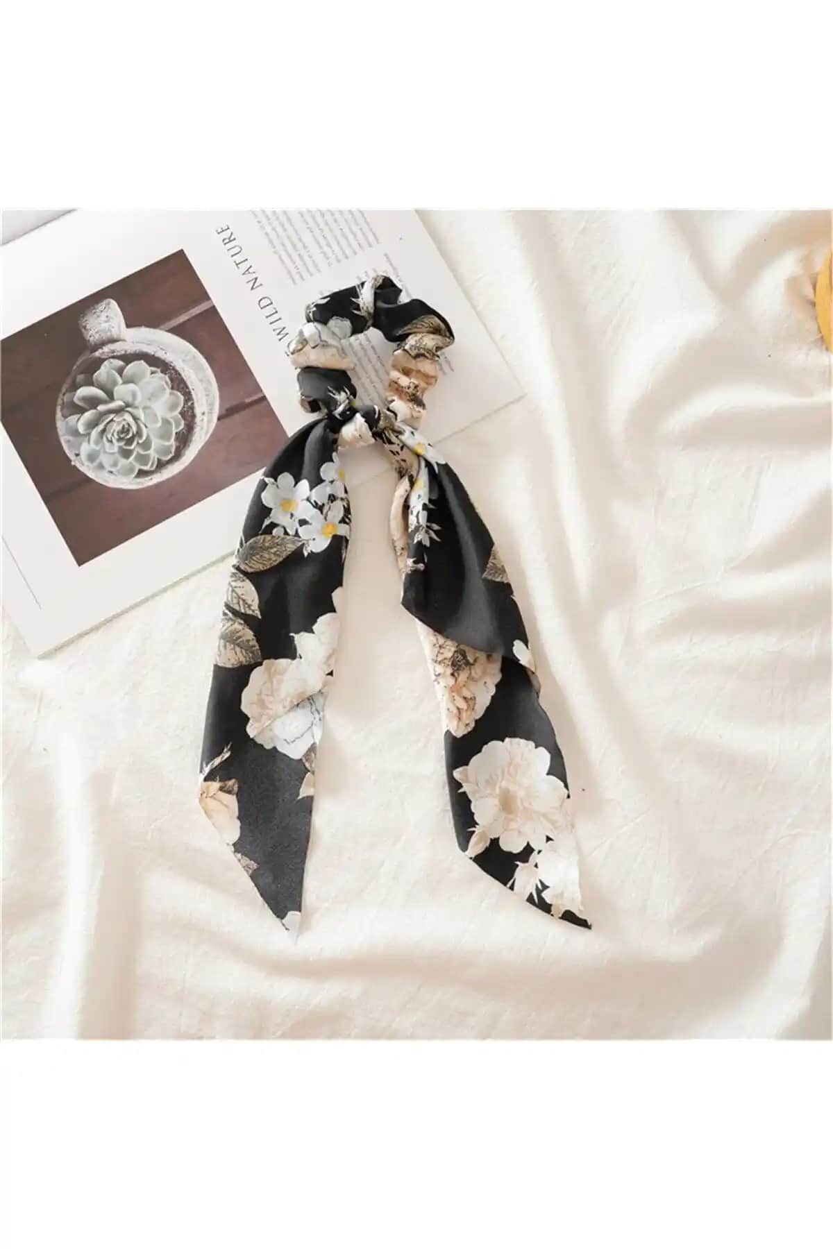 Saten Fularlı Lastik Toka ile Şıklık ve Fonksiyonelliğin Birleşimi