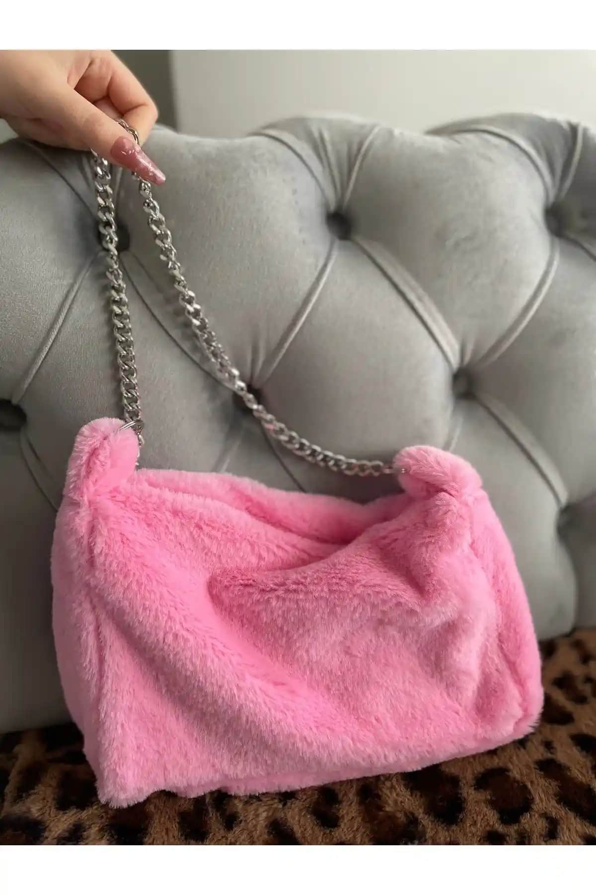 Şeker Pembesi Zincirli El ve Omuz Çantası: Şıklık ve İşlevselliğin Birleştiği Tasarım