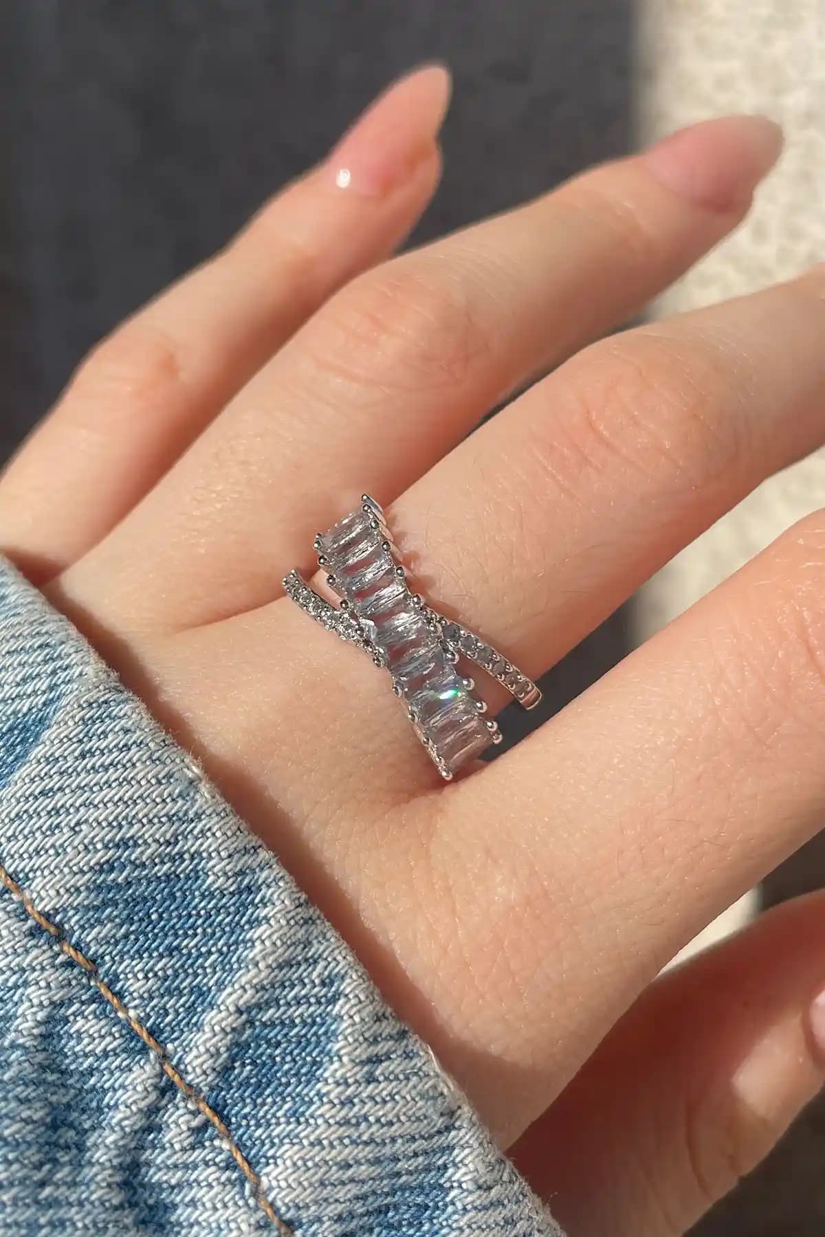 Serelia Zirkon Taşlı Çapraz Ayarlanabilir Gümüş Yüzük ile Şıklığınızı Tamamlayın