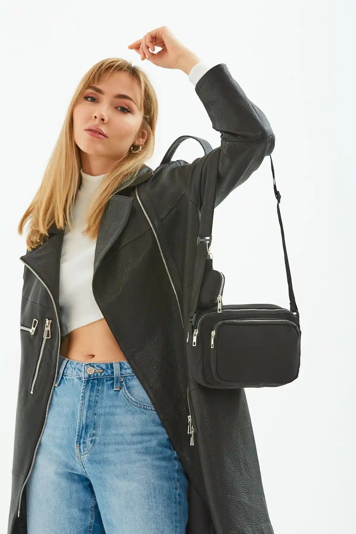 Shaka Siyah U4 Kanvas Kumaş Çanta Günlük Şıklık ve Fonksiyonellik Sunar