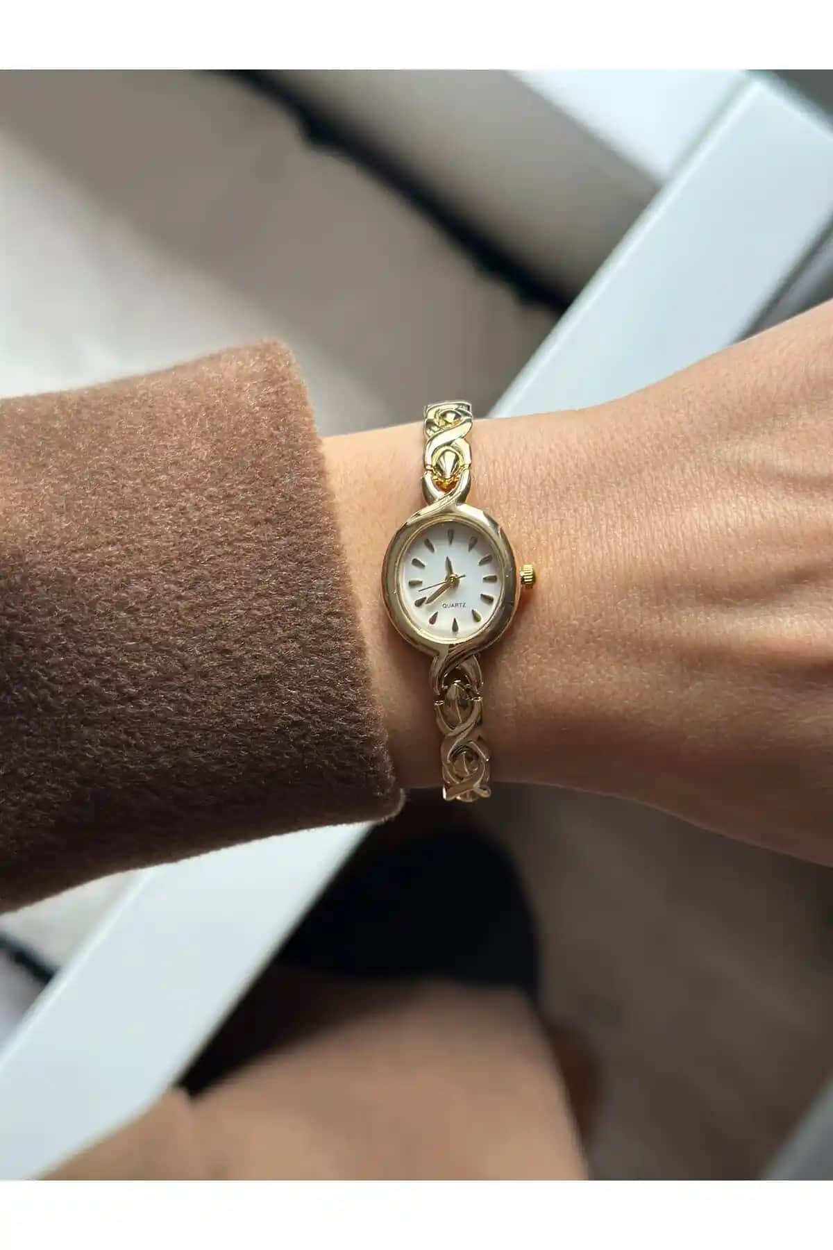 SHOPAPERAL Violet Kol Saati (Gold): Şık ve Dayanıklı Günlük Kullanım İçin Tasarım