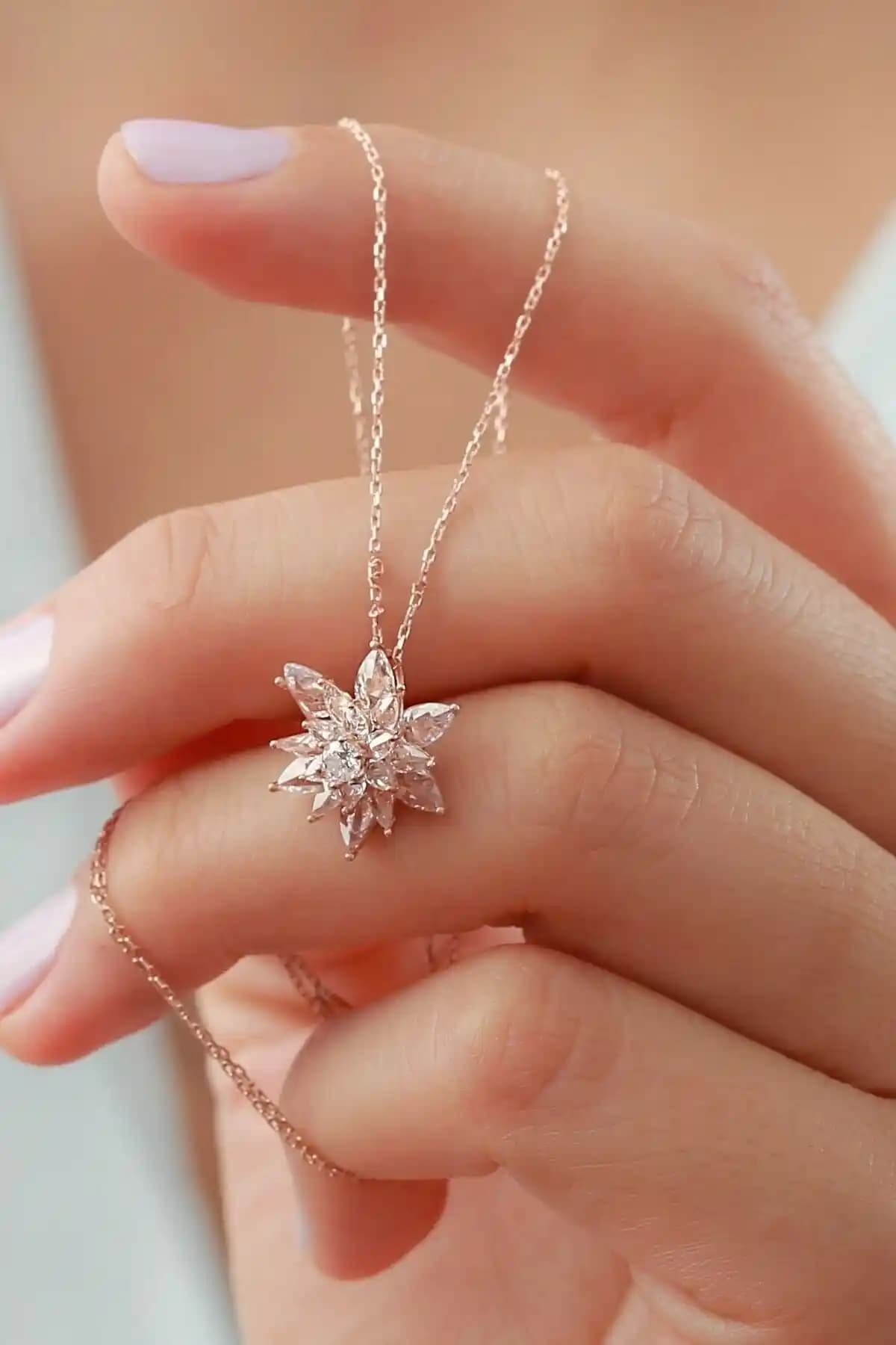 Silvano 925 Ayar Gümsü Beyaz Lotus Çiçeği Kolye Zarif ve Kaliteli Tasarım