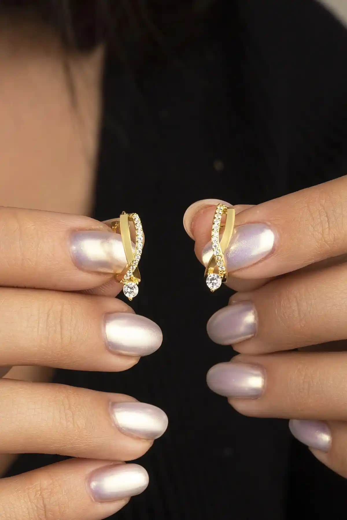 SILVANO 925 Ayar Gümüş Gold Tektaş Örgü Model Küpe: Zarif ve Şık Takı Seçeneği