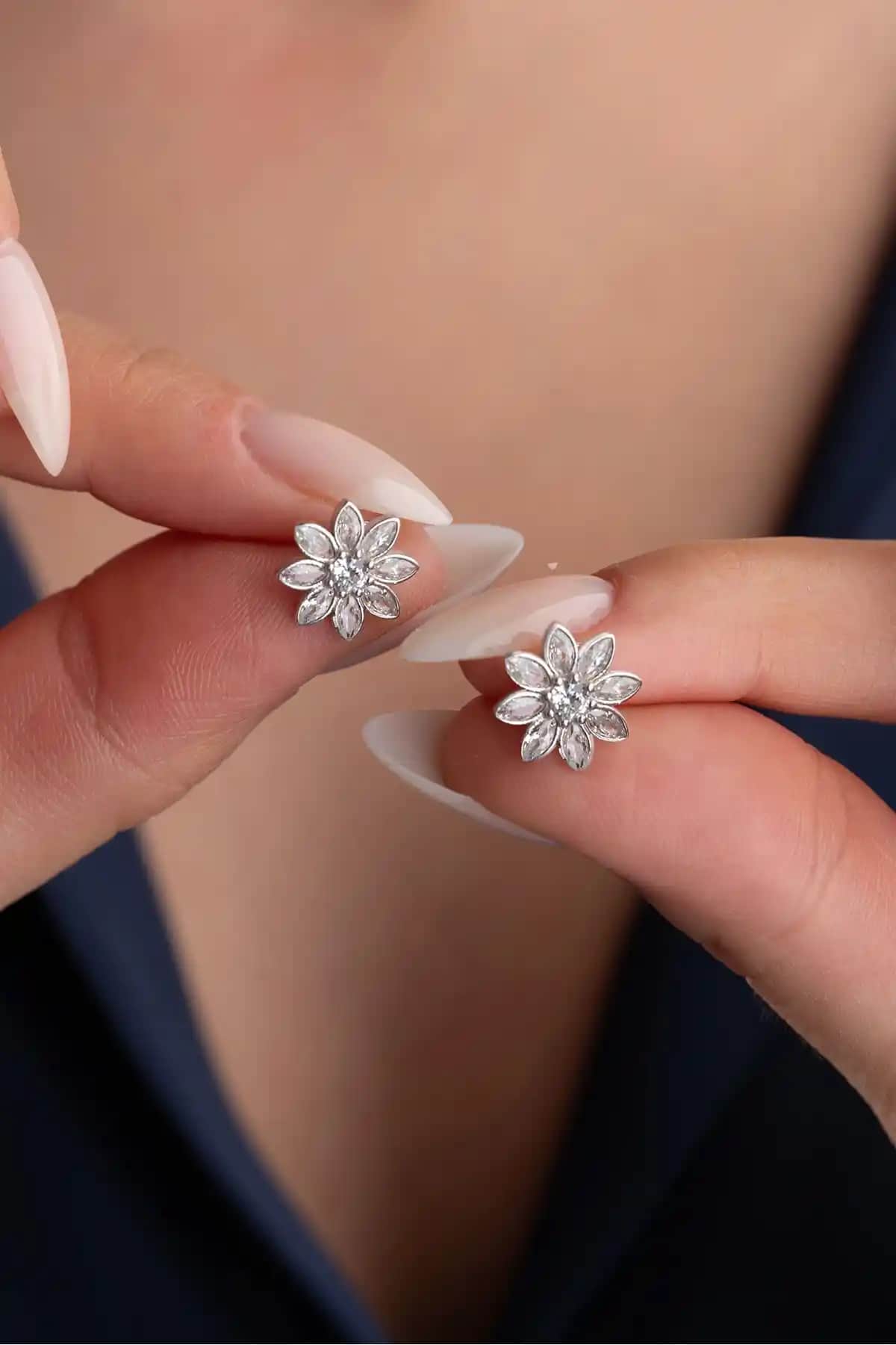 Silvano Jewelry 925 Ayar Gümüş Beyaz Taşlı Lotus Küpe ile Zarif ve Dayanıklı Takı Seçeneği