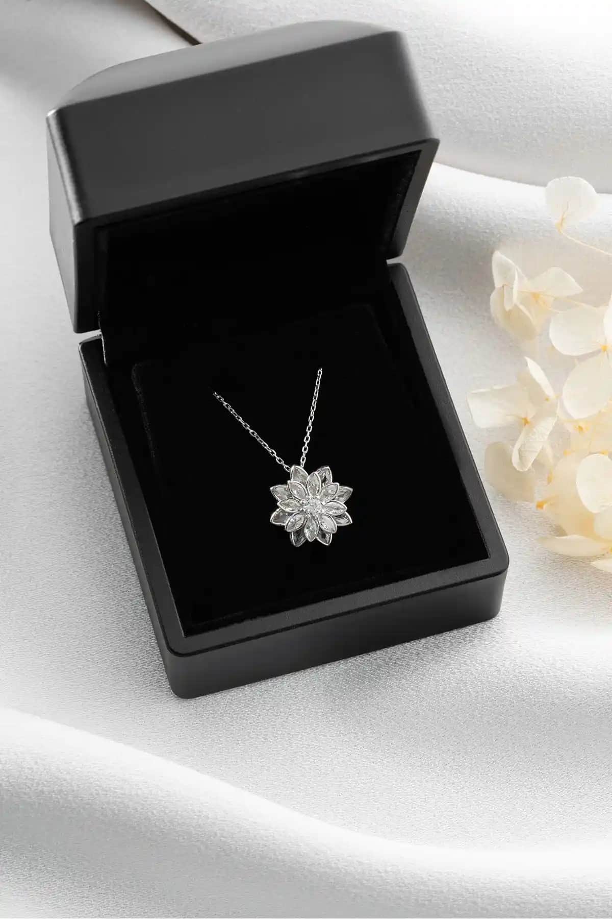 Silvano Jewelry Lotus Çiçeği Kolye 925 Ayar Gümüş Zarif Takı Seçeneği