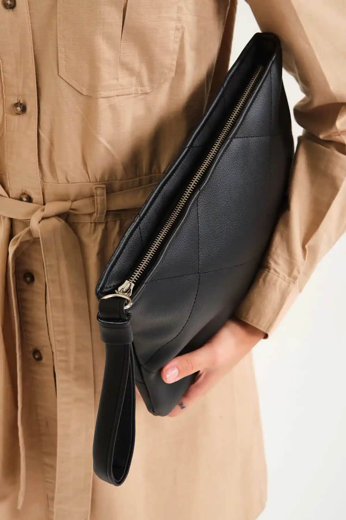 Simfa Kadın Siyah Premium Deri Kapitoneli El Çantası: Şık ve Fonksiyonel Günlük Aksesuar