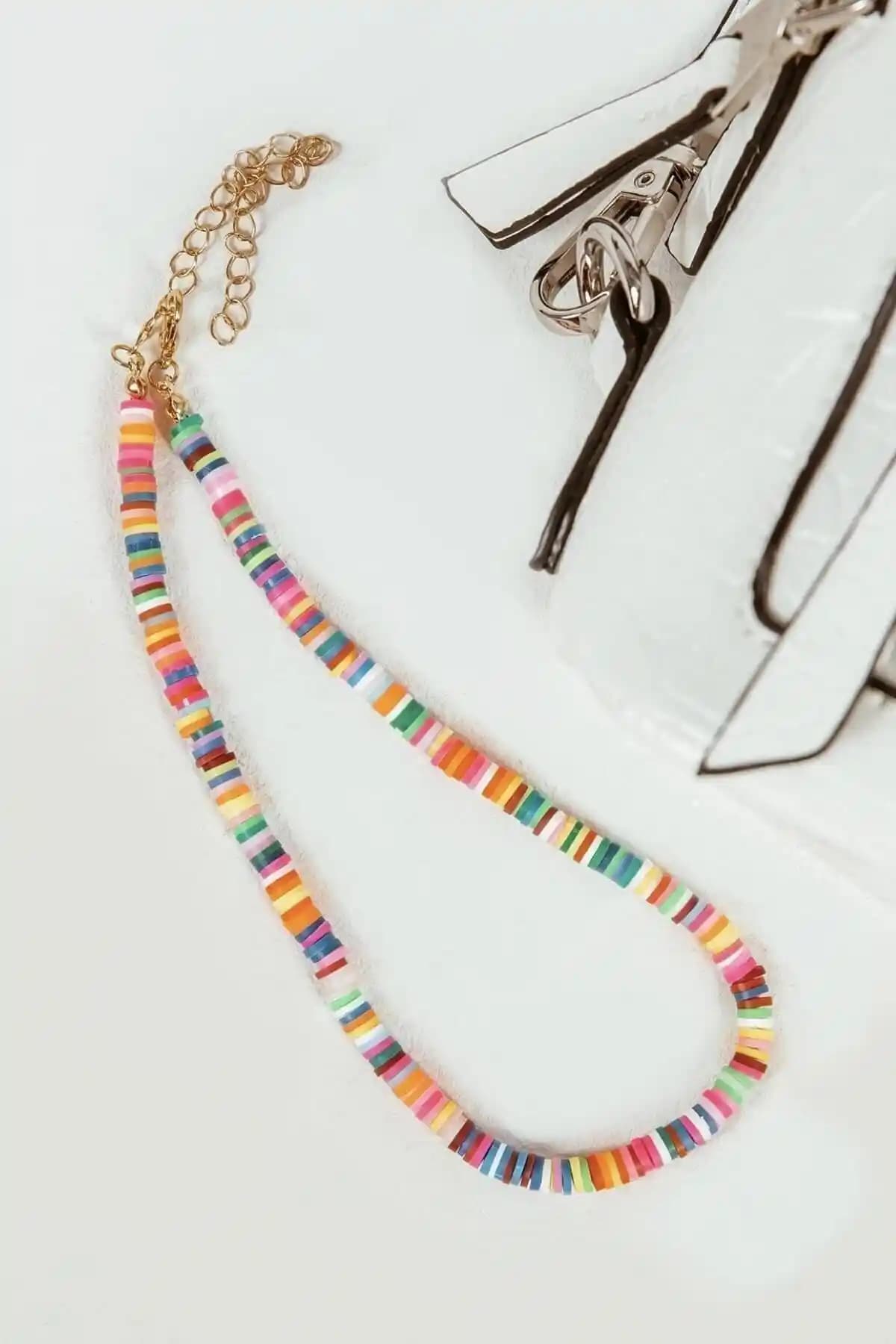 Simplicity Rengarenk Fümo Boncuk Kolye: Canlı Renkler ve Özgün Tasarım ile Stilinizde Parlaklık