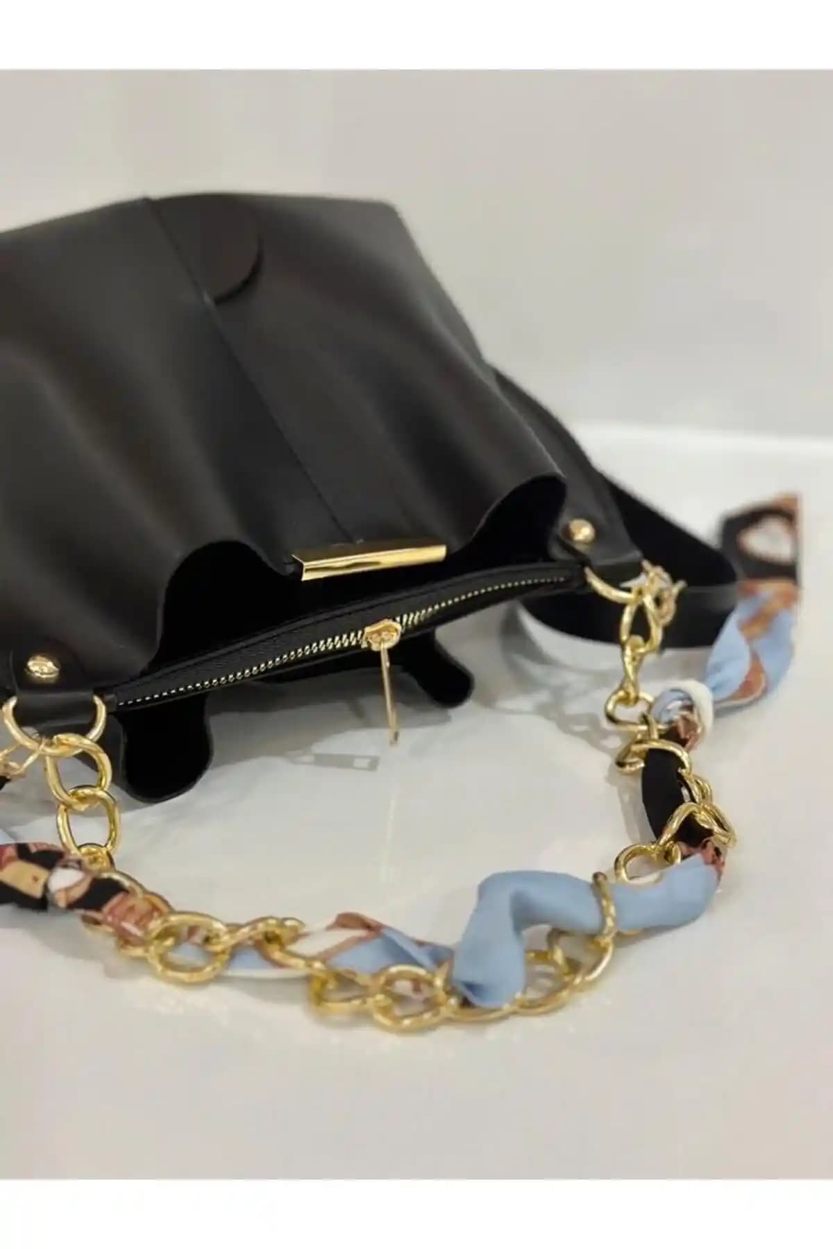 Siyah Kadın Fularlı Zincir Aksesuarı Yuvarlak Deri Çanta: Şıklık ve Fonksiyonellik Bir Arada