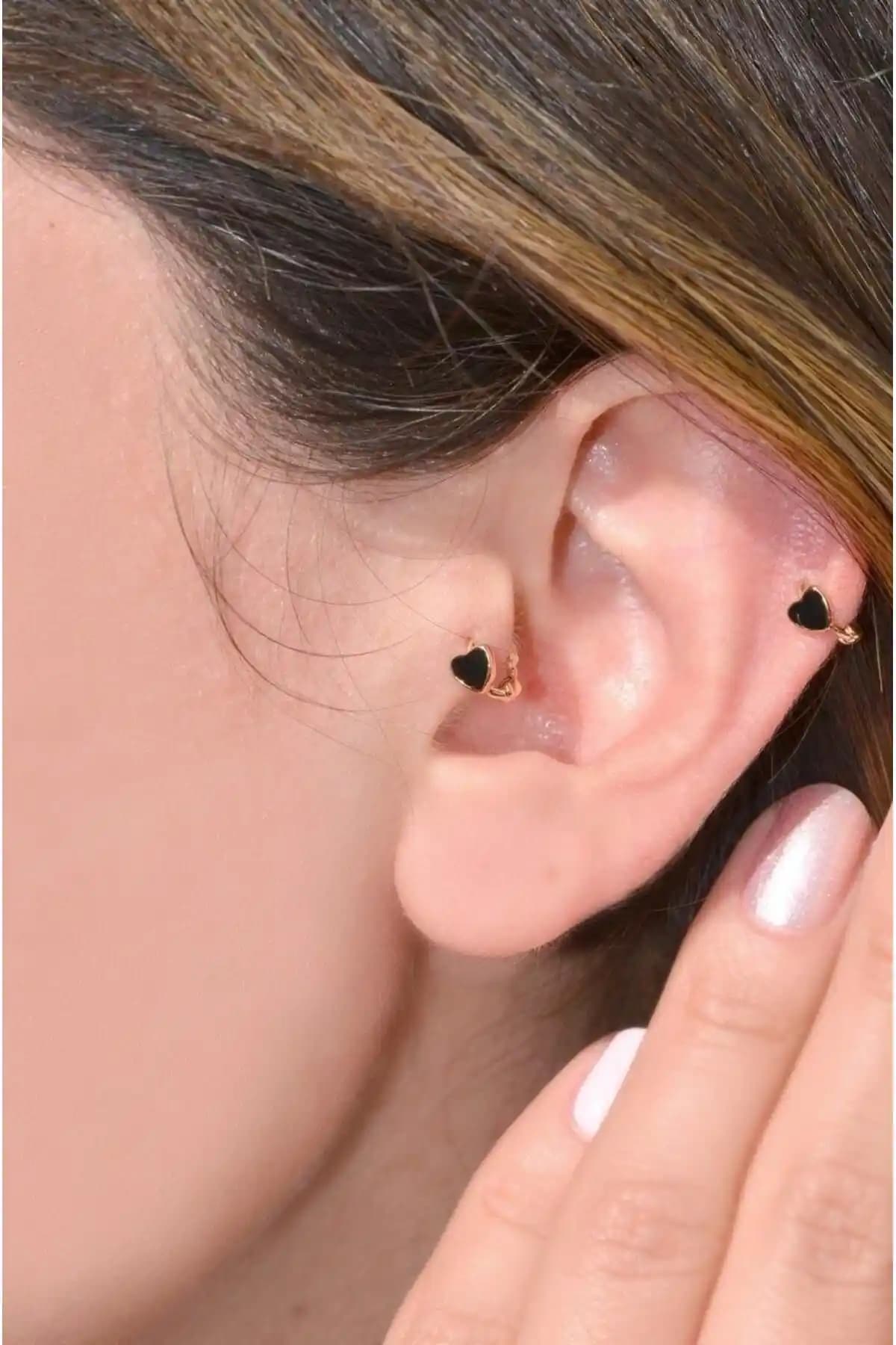 Siyah Kalpli Halka Tragus Piercing: Şık ve Dayanıklı Kulak Aksesuarı Tercihi