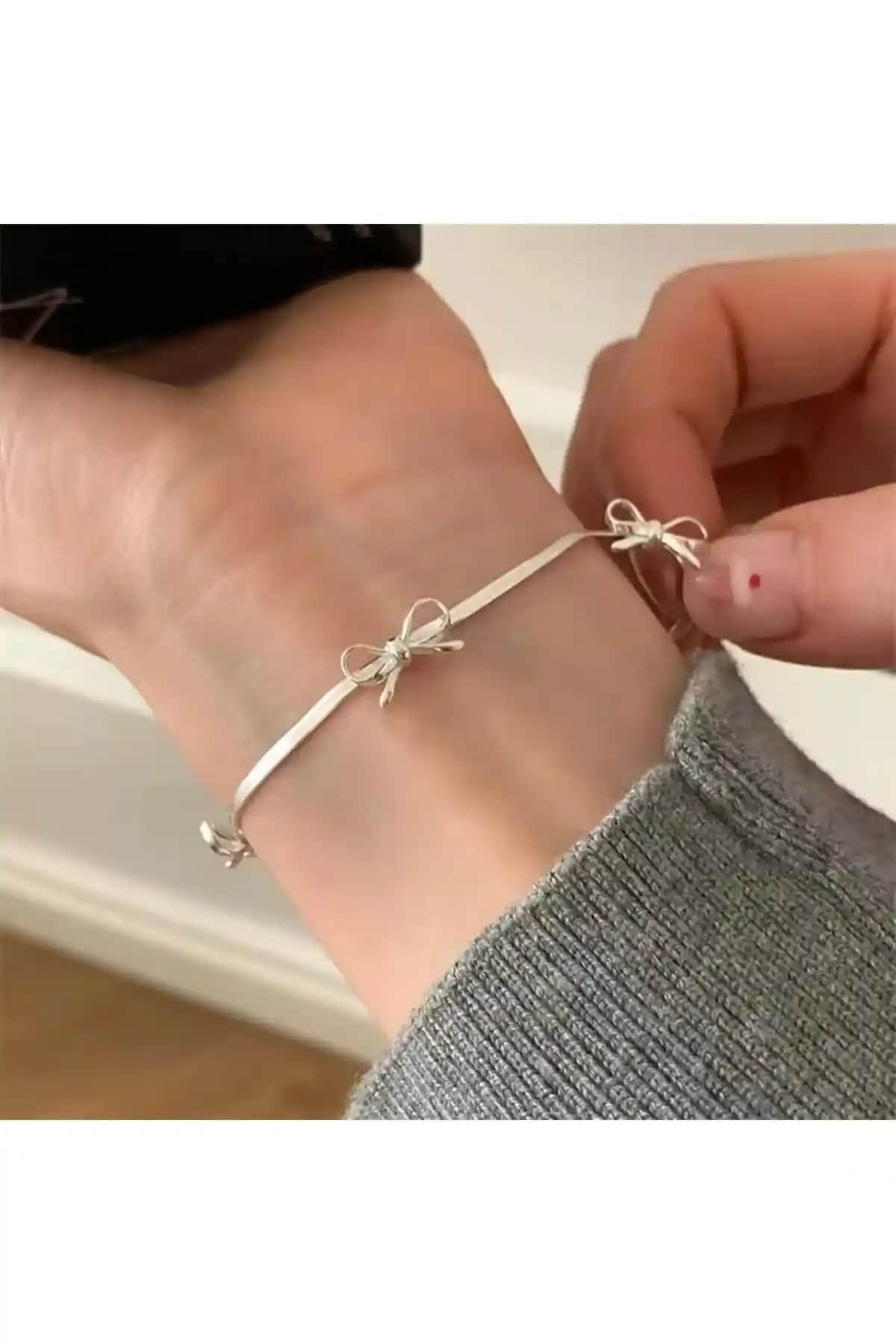 SleyShop Fiyonk Coquette Ribbon Zincir Bileklik: Zarif ve Şık Kadın Takısı Seçenekleri