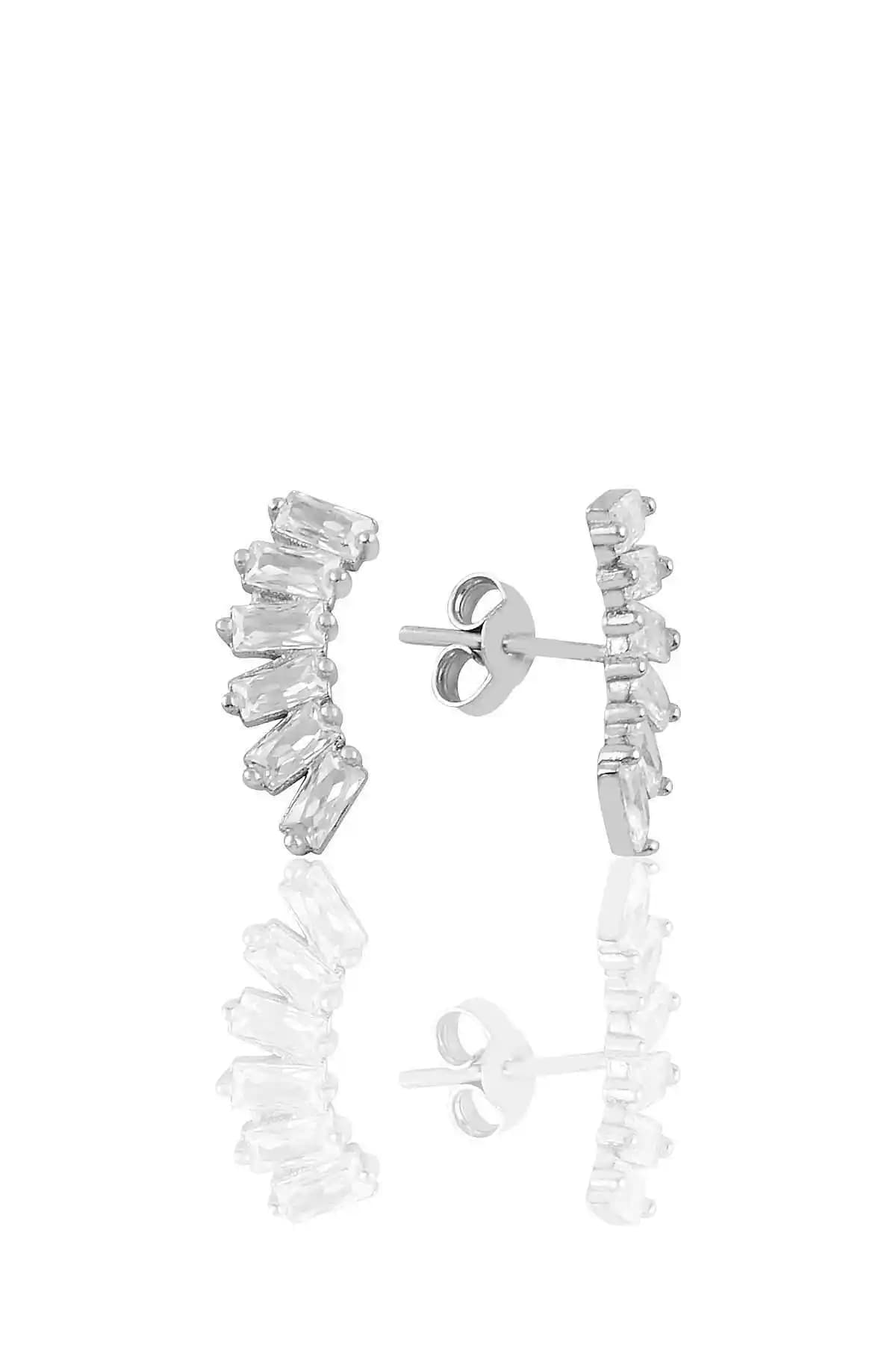 Söğütlü Silver Gü-müş Rodyumlu Altı Baget Taşlı Küpe: Zarif ve Dayanıklı Takı Seçeneği