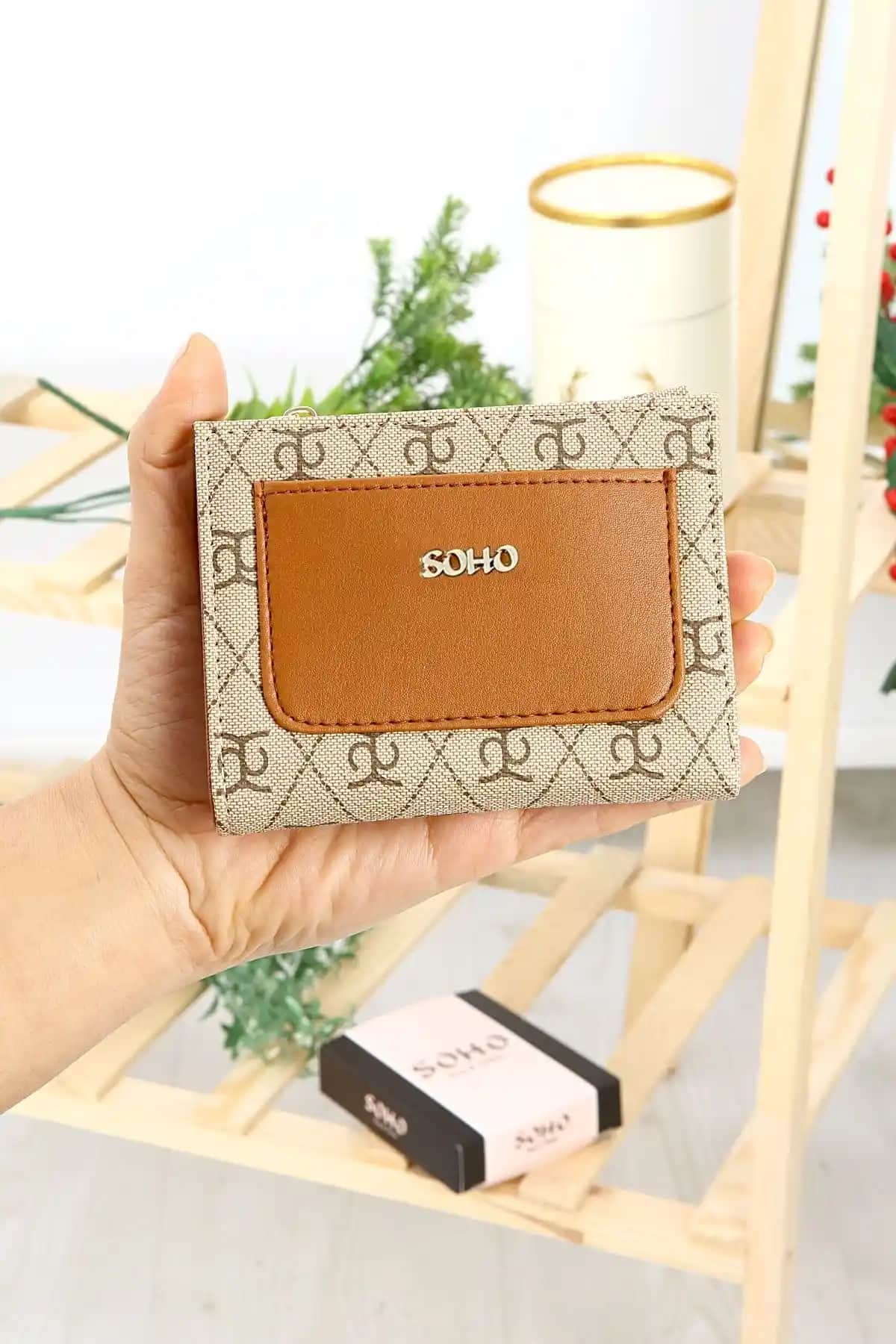 SOHO Kadın Çok Gözlü Logo Desenli Fermuarlı Cüzdan Şıklık ve İşlevselliğin Buluşması