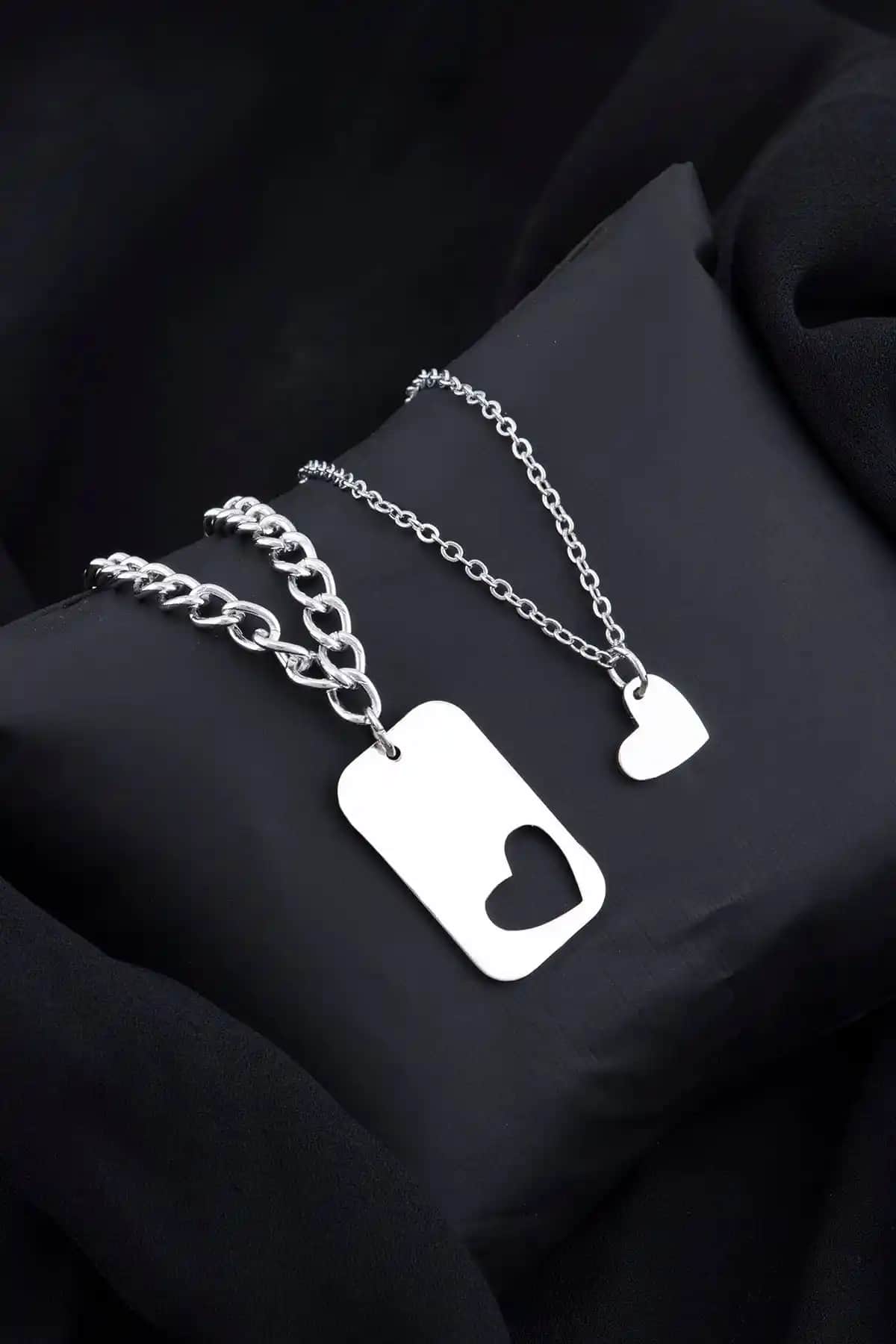 Sortie Aksesuar Kalp Figürlü Çift Kolye: Sevgi ve Bağlılığı Yansıtan Modern Takı Tasarımı