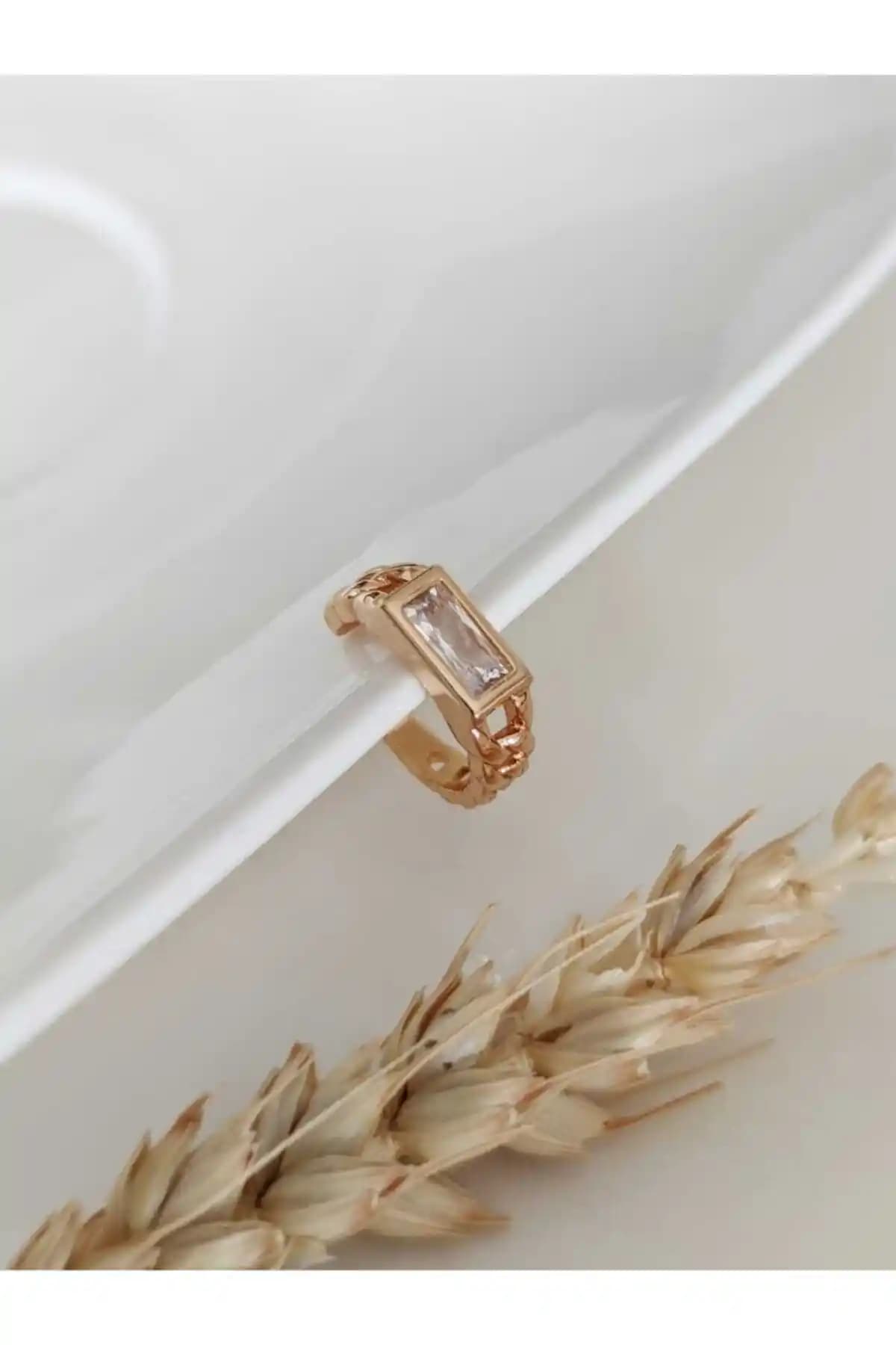 Su Perisi Takı Bijuteri'nin Şık ve Dayanıklı Ear Cuff Tasarımı Hakkında Bilgi