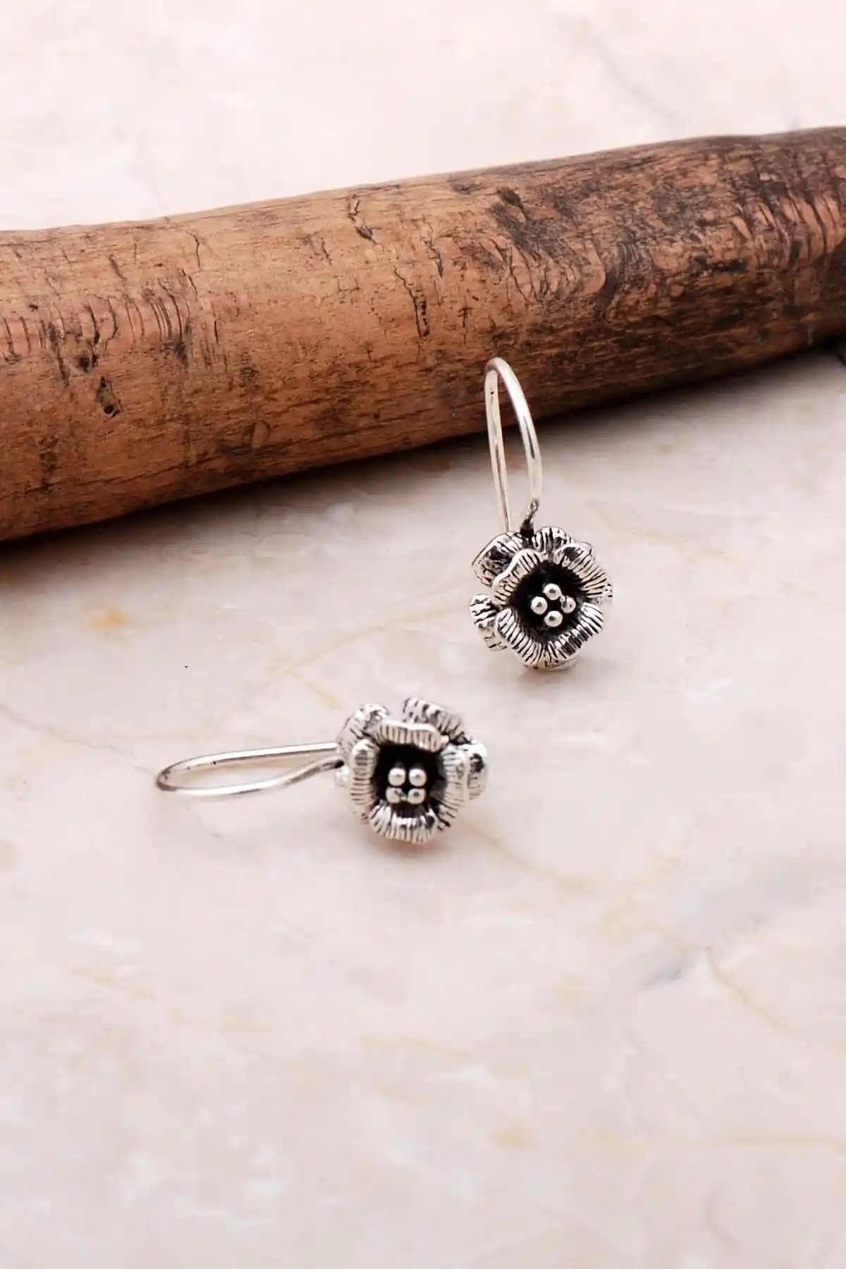 Sümer Telkari'nin El İşçiliğiyle Tasarladığı Oksitli Gümüş Küpe