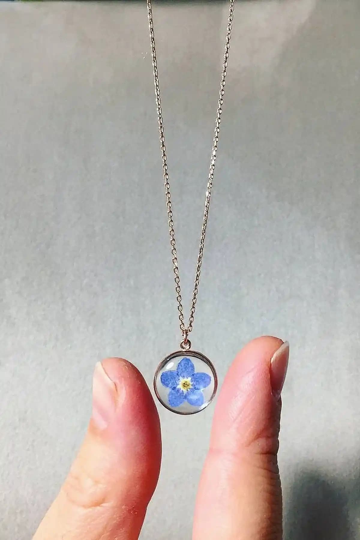 Tabiatabak Gerçek Çiçek Takı Unutma Beni Reçine Kolye: Zarif ve Doğal Aksesuarlar