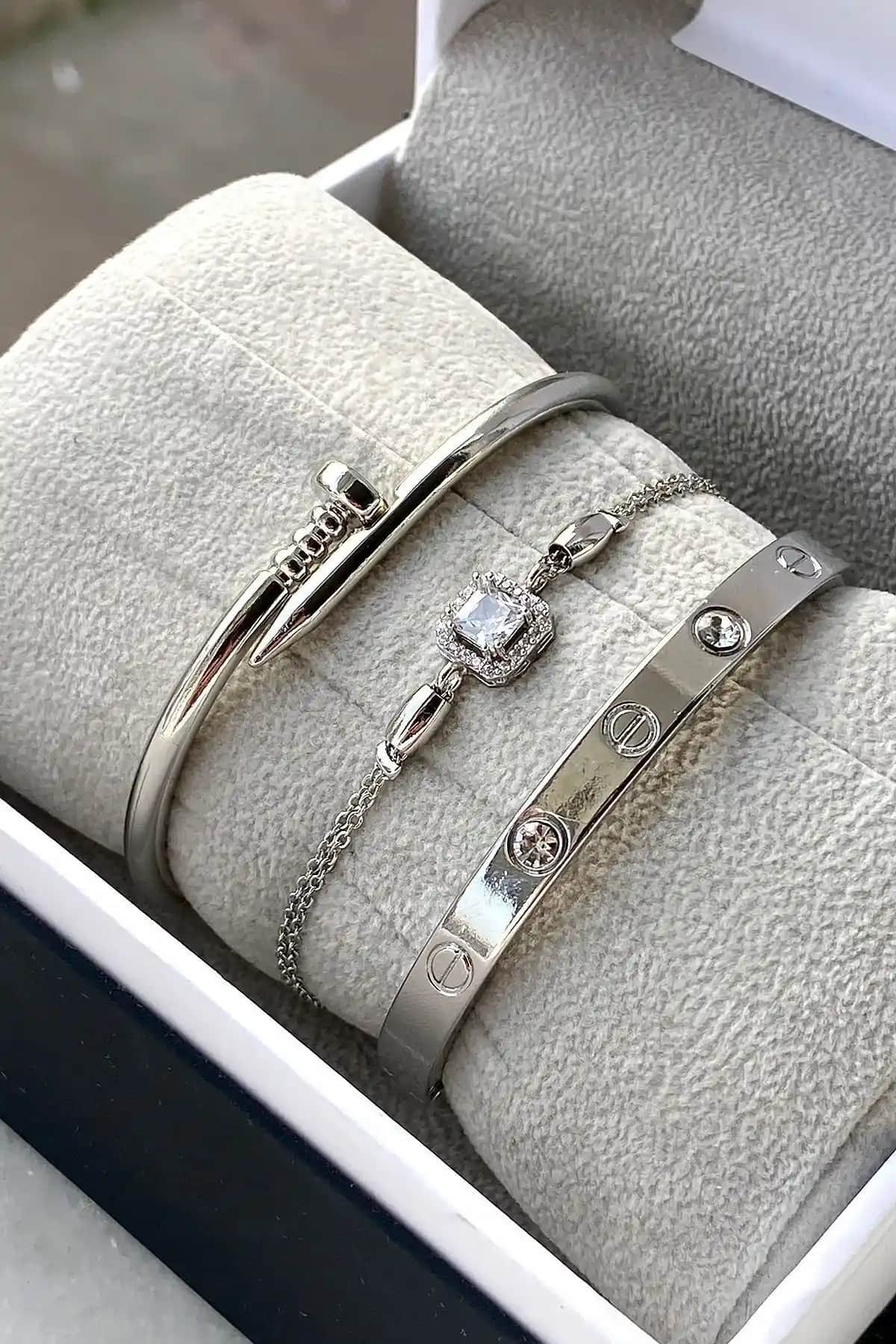 Takıport Bayrama Özel 3 Parçalı Gümüş Renk Kadın Bileklik Seti Şıklık ve Zarafet İçin Uygun