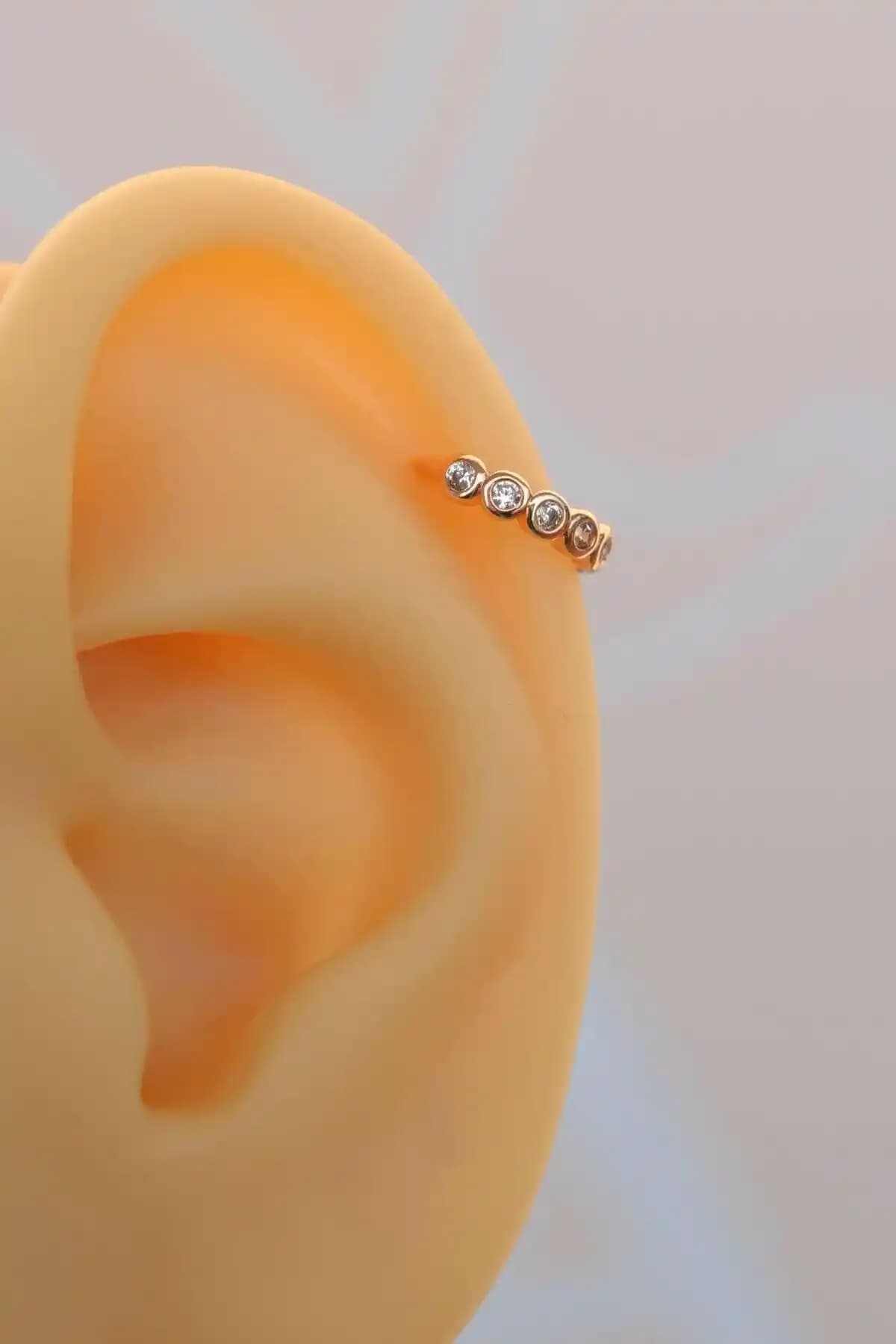 Taşlı Halka Tragus Helix Kıkırdak Piercingleri Estetik ve Dayanıklı Takı Seçenekleri