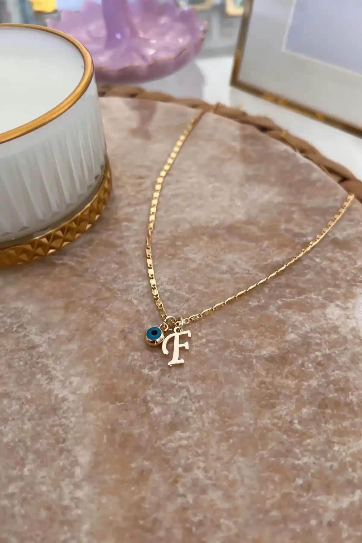 Trendy Butik Altın Kaplama Harf Kolye: Şıklık ve Kalitenin Zarif Buluşması