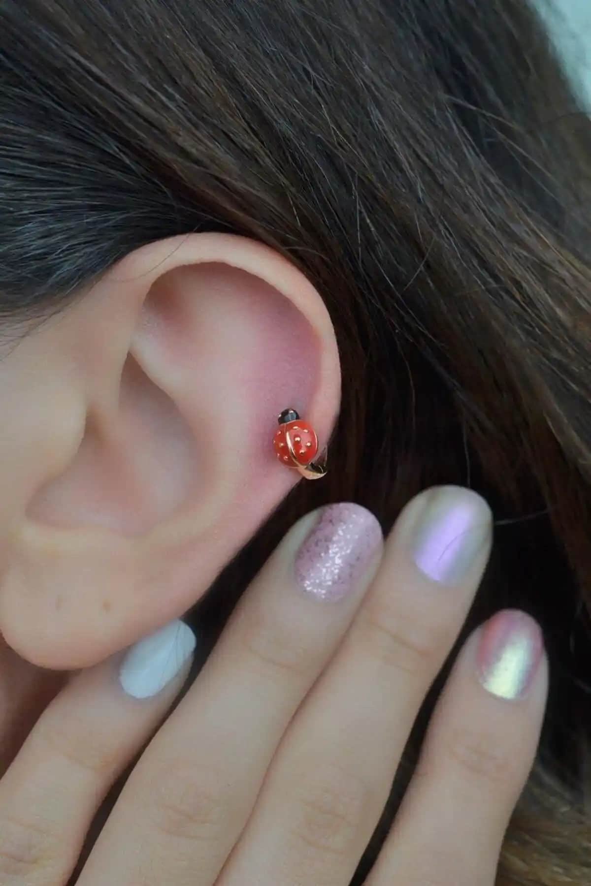 Uğur Böceği Halka Piercing: Modern ve Şık Tasarımıyla Kulak Takısı Trendleri