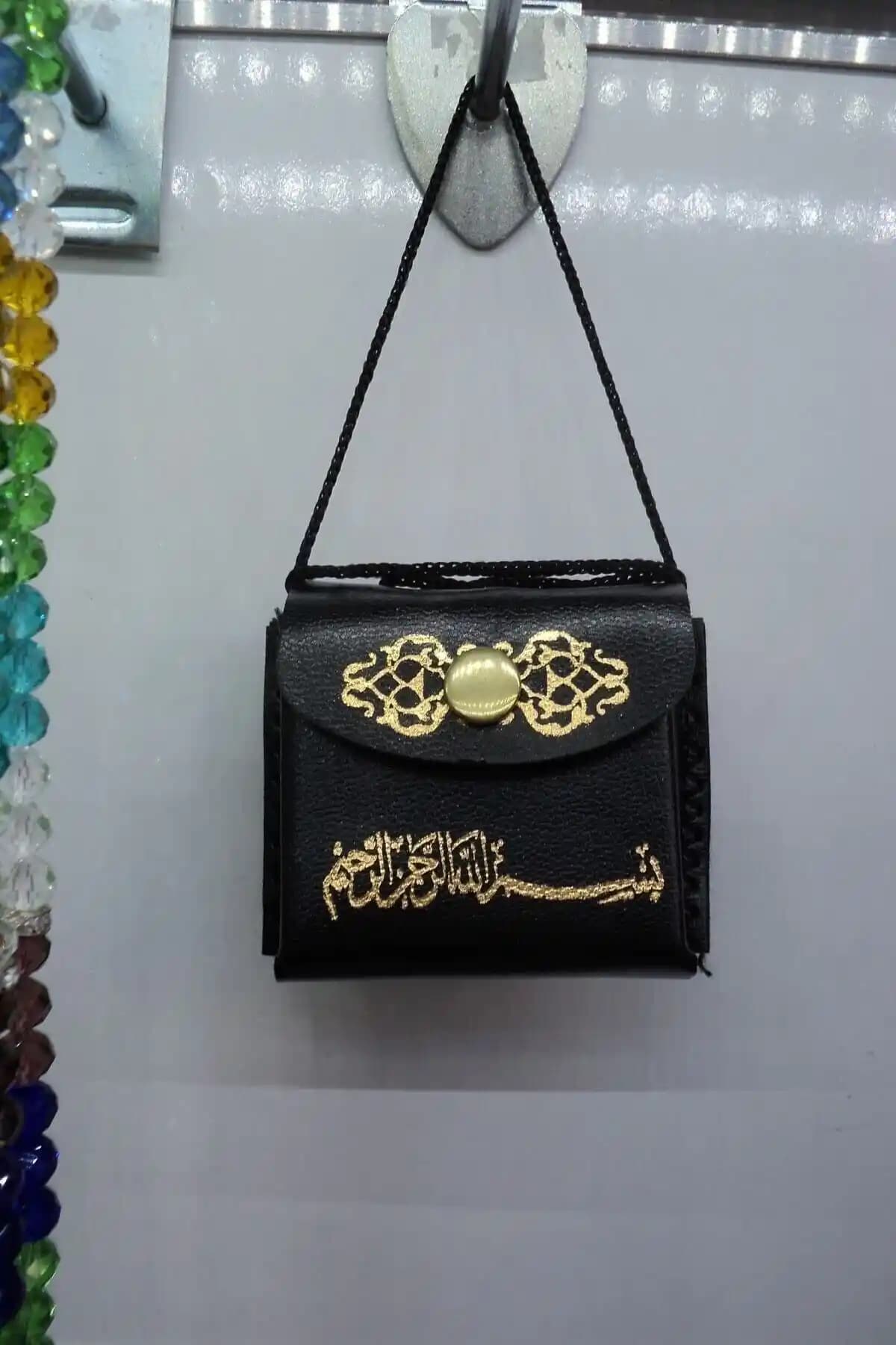 ÜmitHediyelik Araba Süsü Askılı Küçük Kur'an ile Şık ve Manevi Atmosfer Yaratın