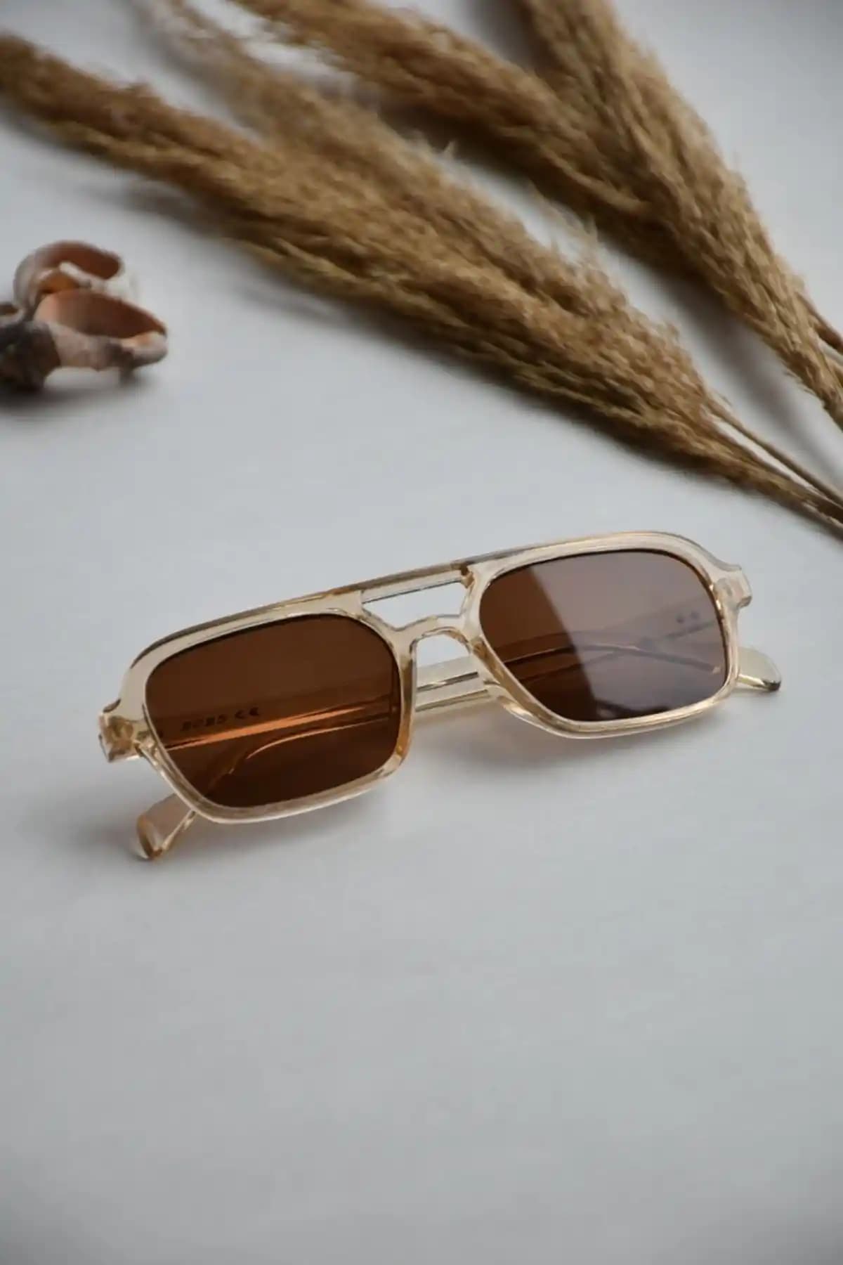 Unisex Retro Tasarımlı Kahverengi Çerçeveli Güneş Gözlüğü Şıklık ve Koruma Sunar