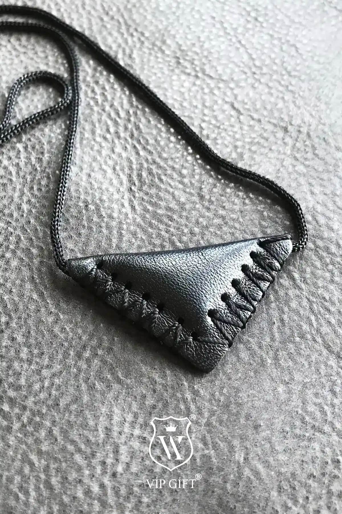 ViP GiFT Kayı Cevşen Dualı Üçgen Kolye Muska Hakiki Deri Tasarımıyla Şıklık ve Maneviyatı Bir Arada