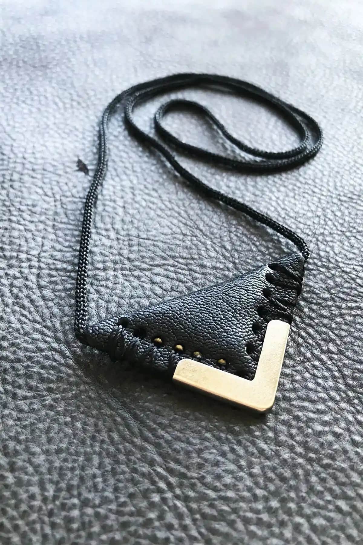 ViP GiFT Kayı Cevşen Dualı Üçgen Kolye Muska Modern ve Manevi Değerler Taşıyan Takı