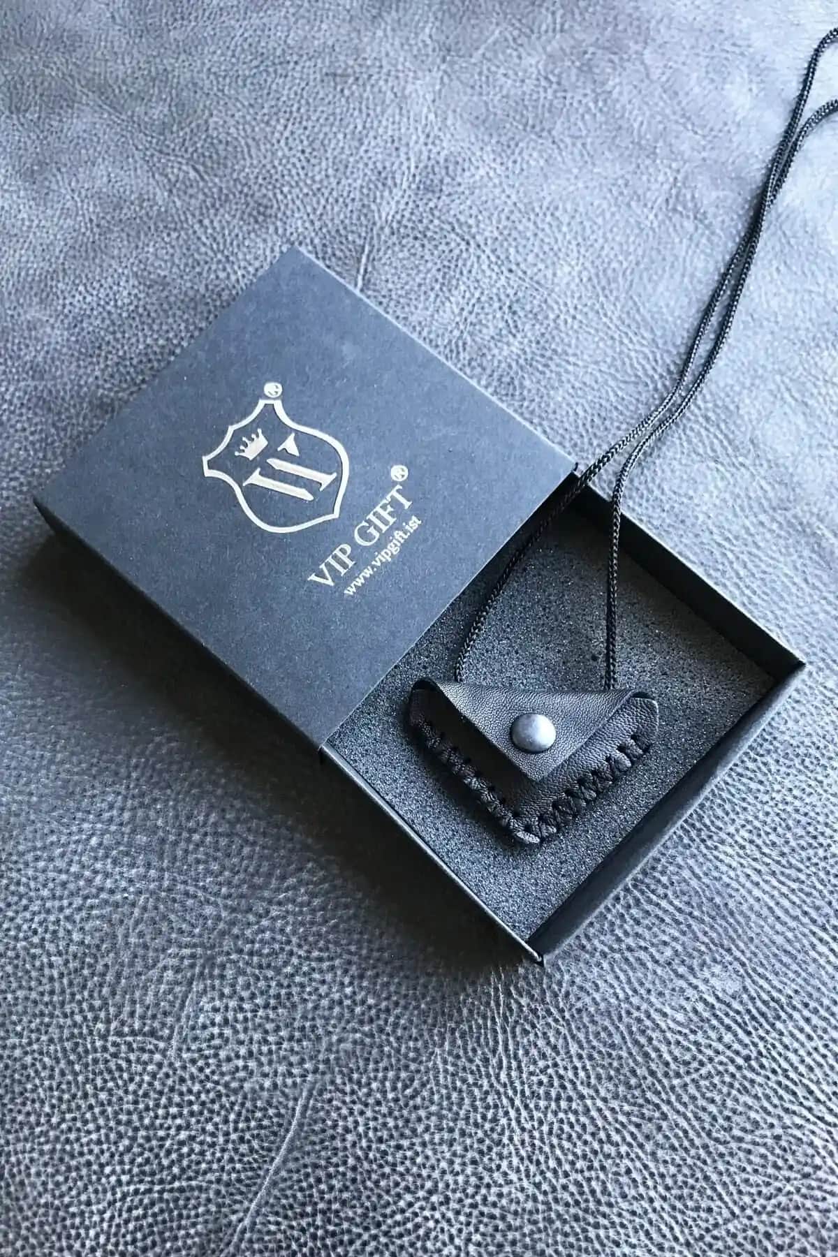 ViP GiFT Kayı Üçgen Cevşen Kolye Muska Siyah Şıklık ve Anlamın Buluşması