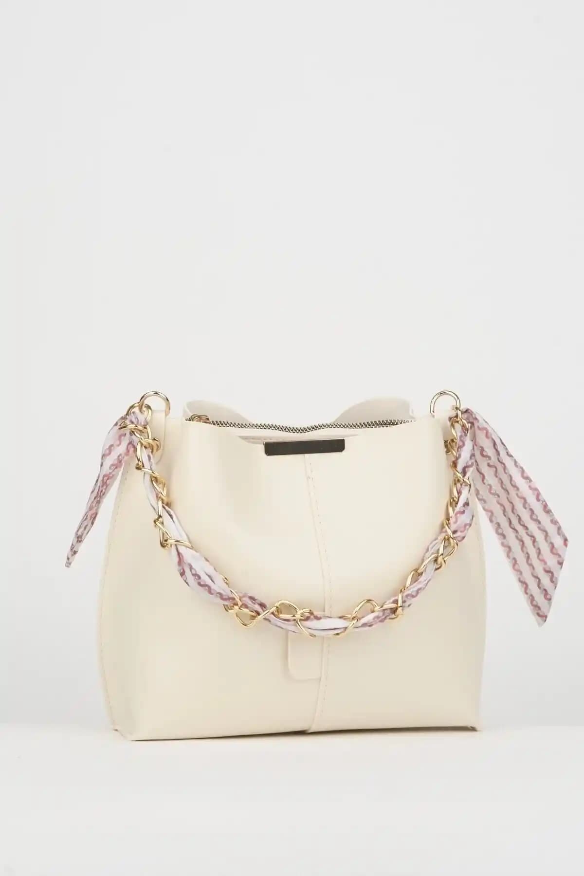 Vivaq Kadın Krem Fularlı Zincir Aksesuarı Yuvarlak Deri Çanta Özellikleri ve Tasarımı