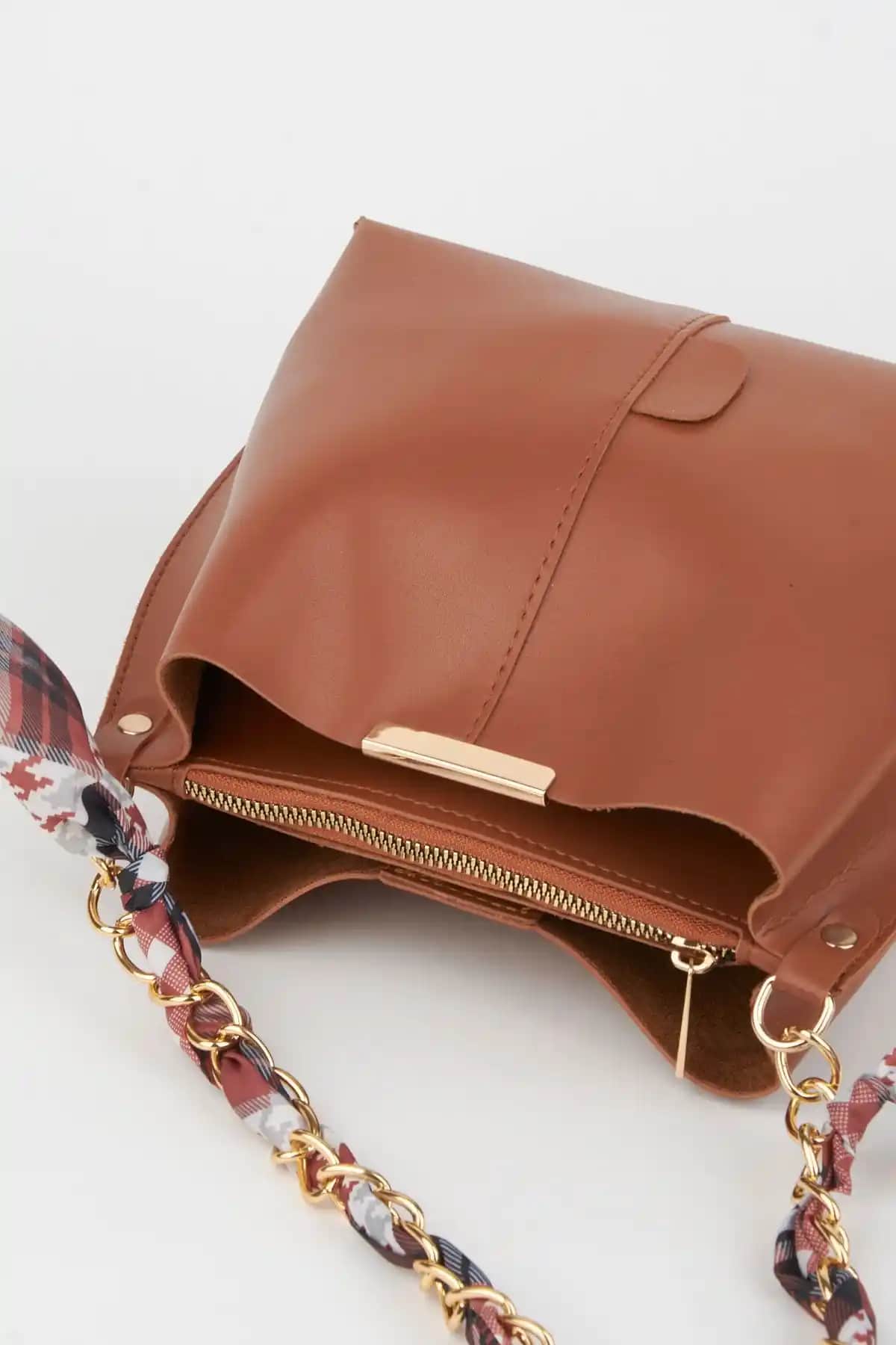 Vivaq Kadın Taba Fularlı Zincir Aksesuarı ile Yu<muş>ak Deri Çanta Şıklık ve Fonksiyonellik Bir Arada