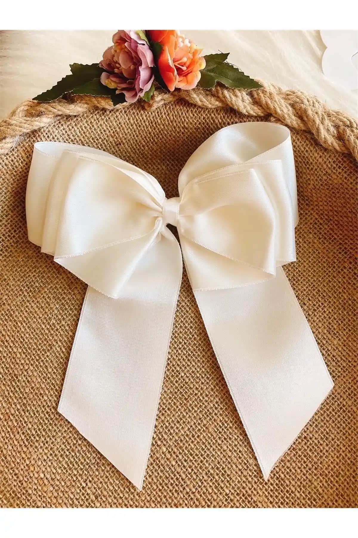 Yeşim Aksesuar Lüx Saten Fiyonk Toka: Şıklık ve Zarafetin Modern Buluşması