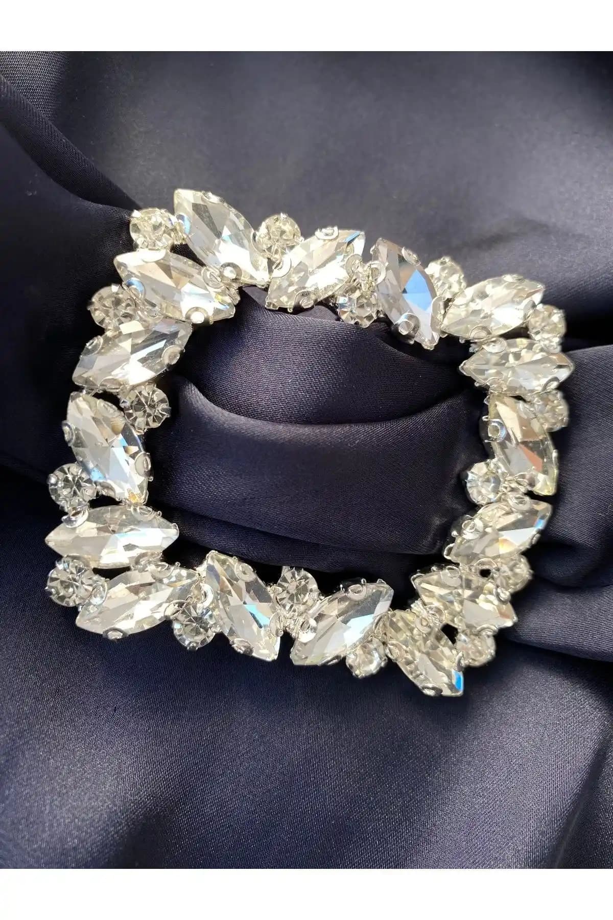 YLMZ Taşlı Kemer Tokası Modern Tasarımı ve Şık Detaylarıyla Öne Çıkıyor