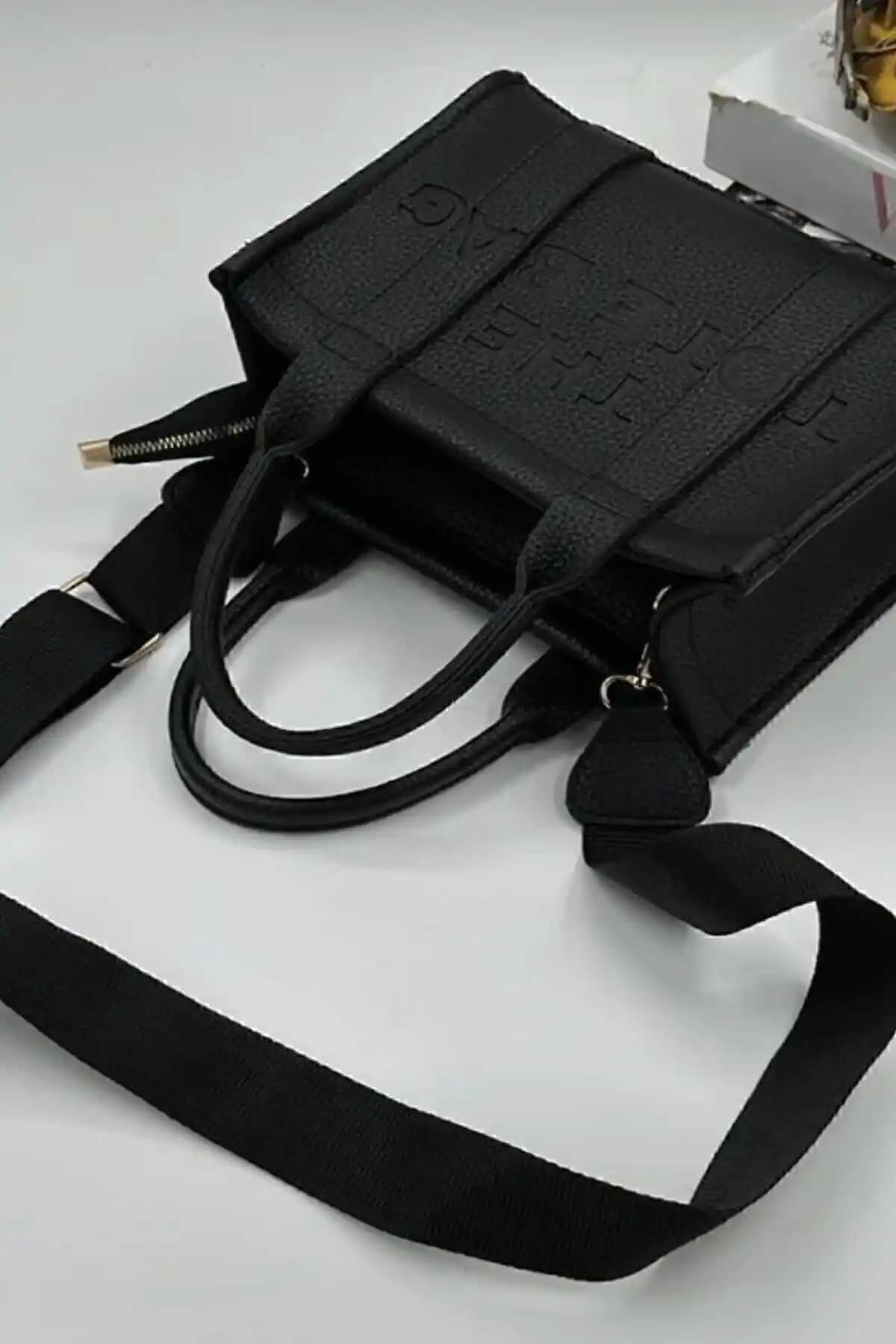 YLZSTORE El ve Çapraz Kan Çantası: Şıklık ve Fonksiyonellik Bir Arada