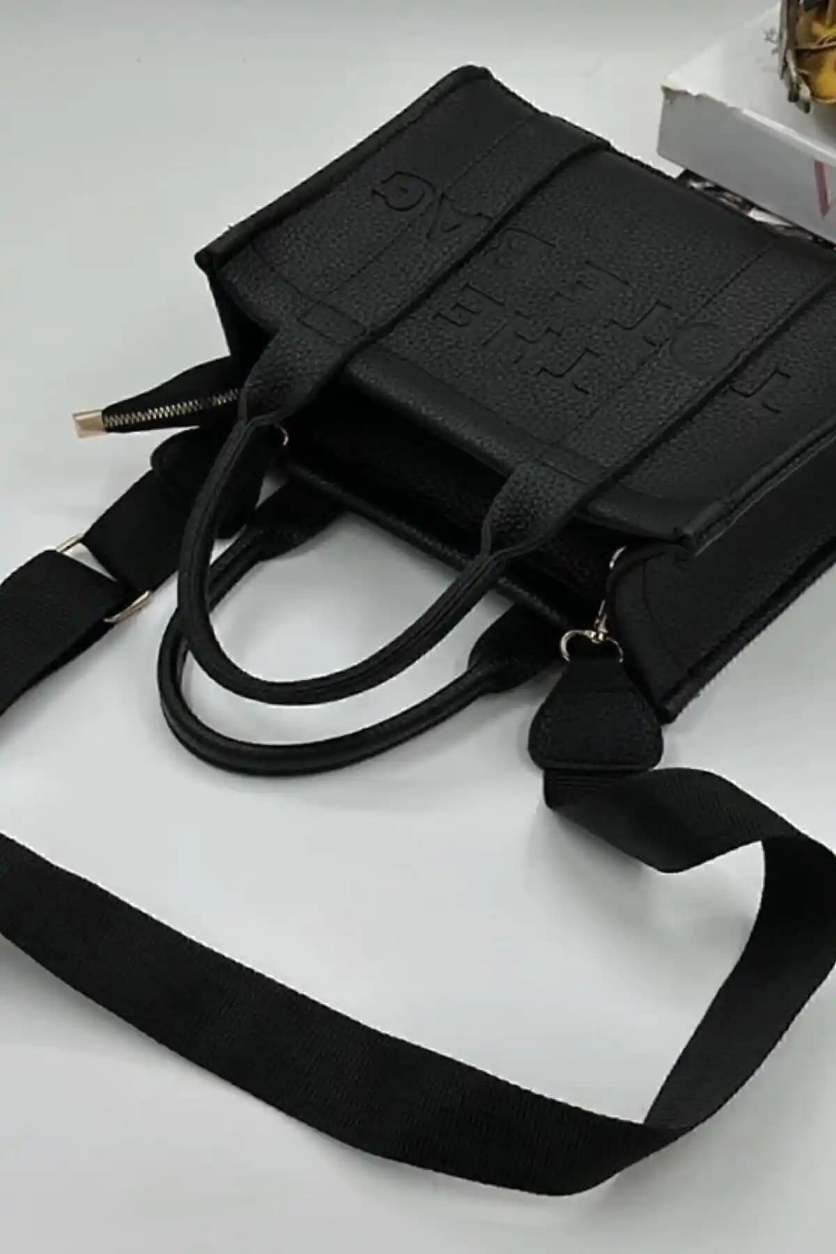 YLZSTORE El ve Çapraz Kan Çantası: Şıklık ve Fonksiyonellik Bir Arada