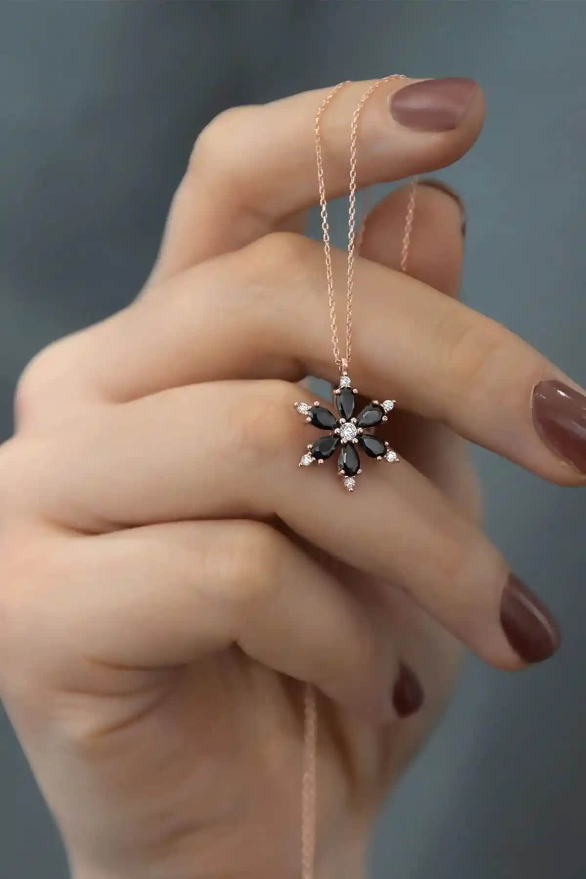 Zanaatsilver 925 Ayar Gümüş Siyah Taşlı Lotus Çiçeği Kolye Şık ve Dayanıklı Tasarım