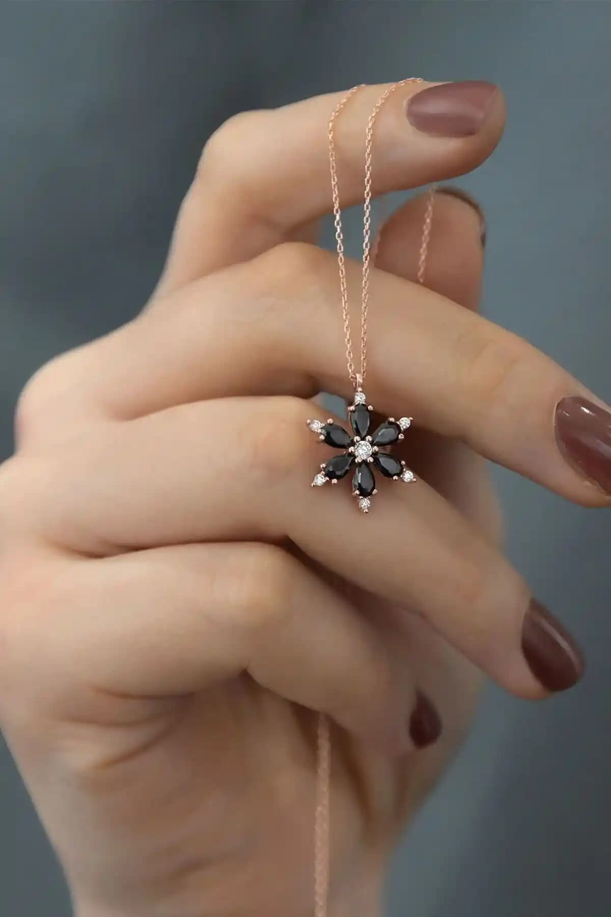 Zanaatsilver 925 Ayar Gümüş Siyah Taşlı Lotus Çiçeği Kolye Şık ve Dayanıklı Tasarım