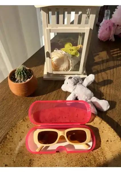 Çocuklar İçin UV 400 Korumalı Dikdörtgen Güneş Gözlüğü ile Göz Sağlığını Koruyun